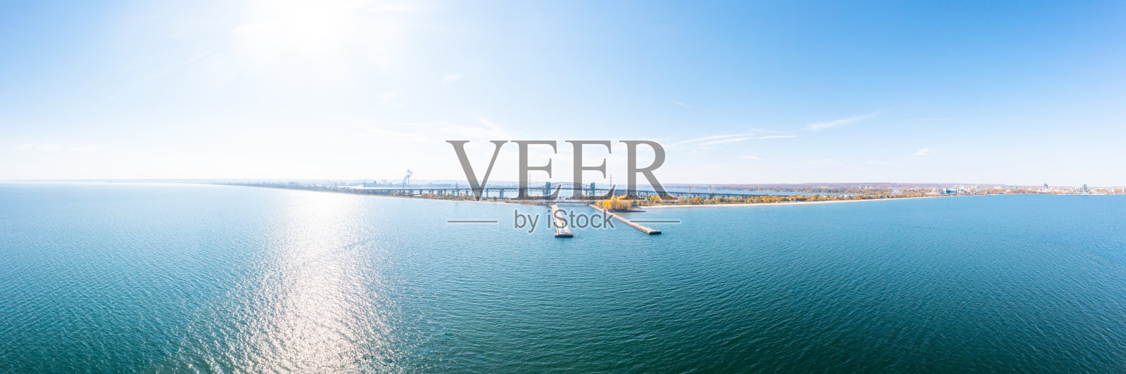 伯灵顿运河吊桥和伊丽莎白女王路QEW高速公路，安大略省，加拿大照片摄影图片