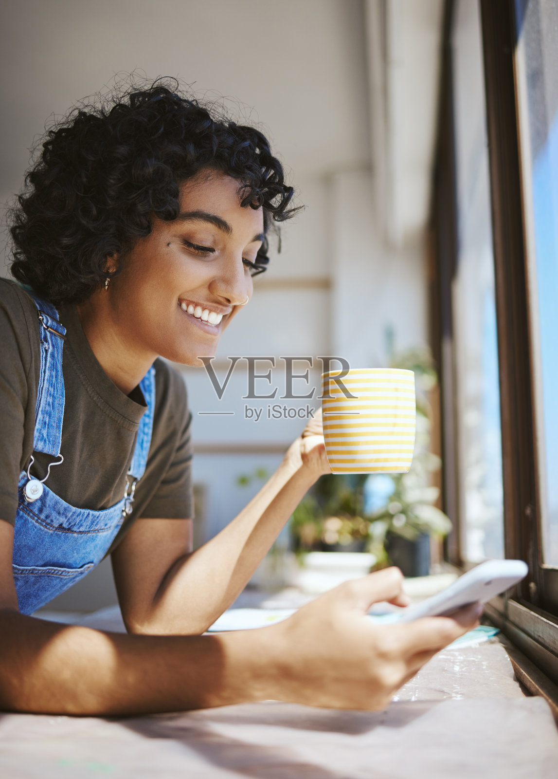 咖啡，社交网络和智能手机上的女人喜欢在线聊天应用程序，阅读电子邮件寻找创意机会或互联网灵感。z世代用手机更新社交媒体，早上喝浓缩咖啡照片摄影图片