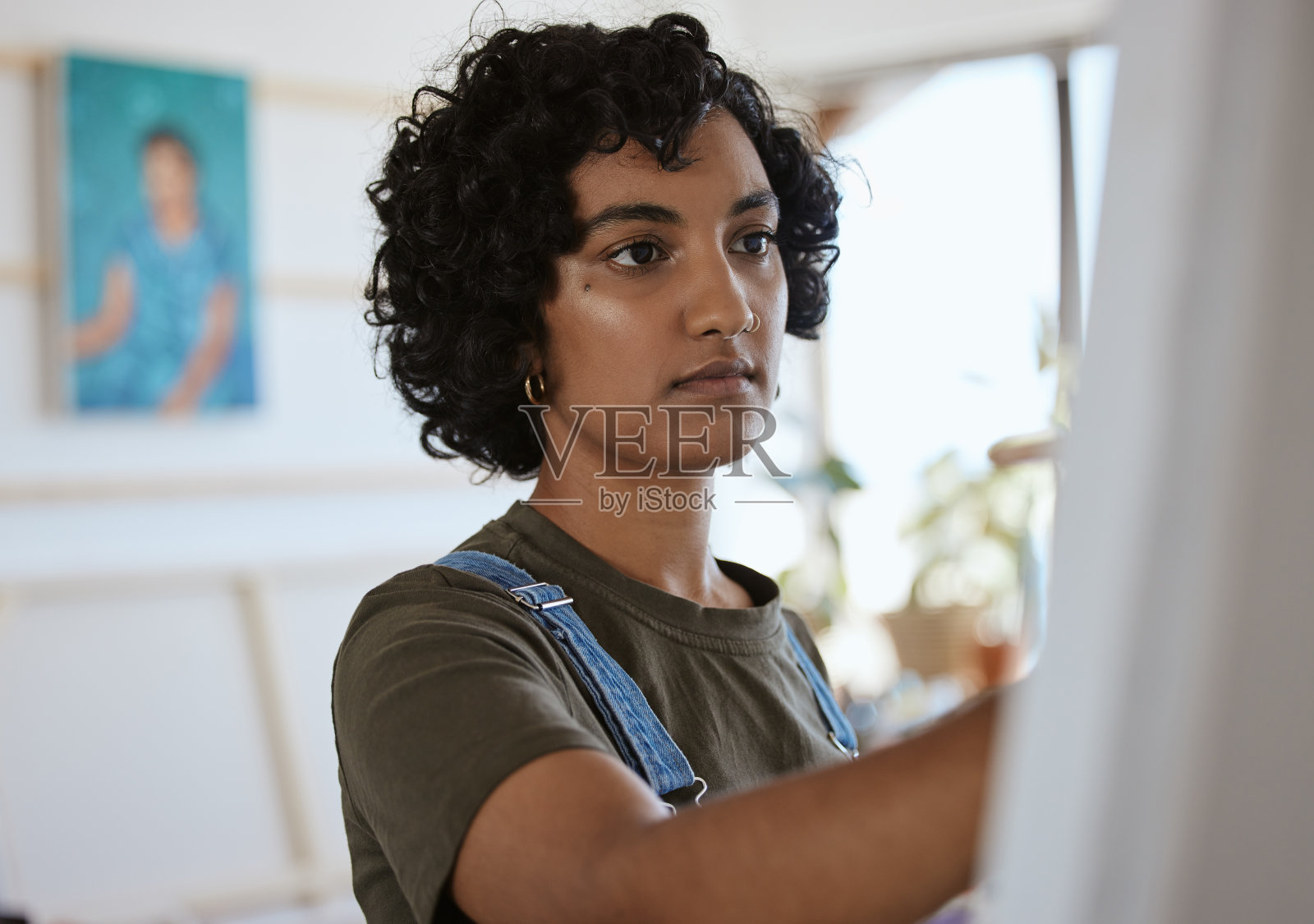 艺术，创意和女人在画布上绘画的工作室或创意。印度艺术家、设计师或画家正在为画廊或专业展览作画照片摄影图片