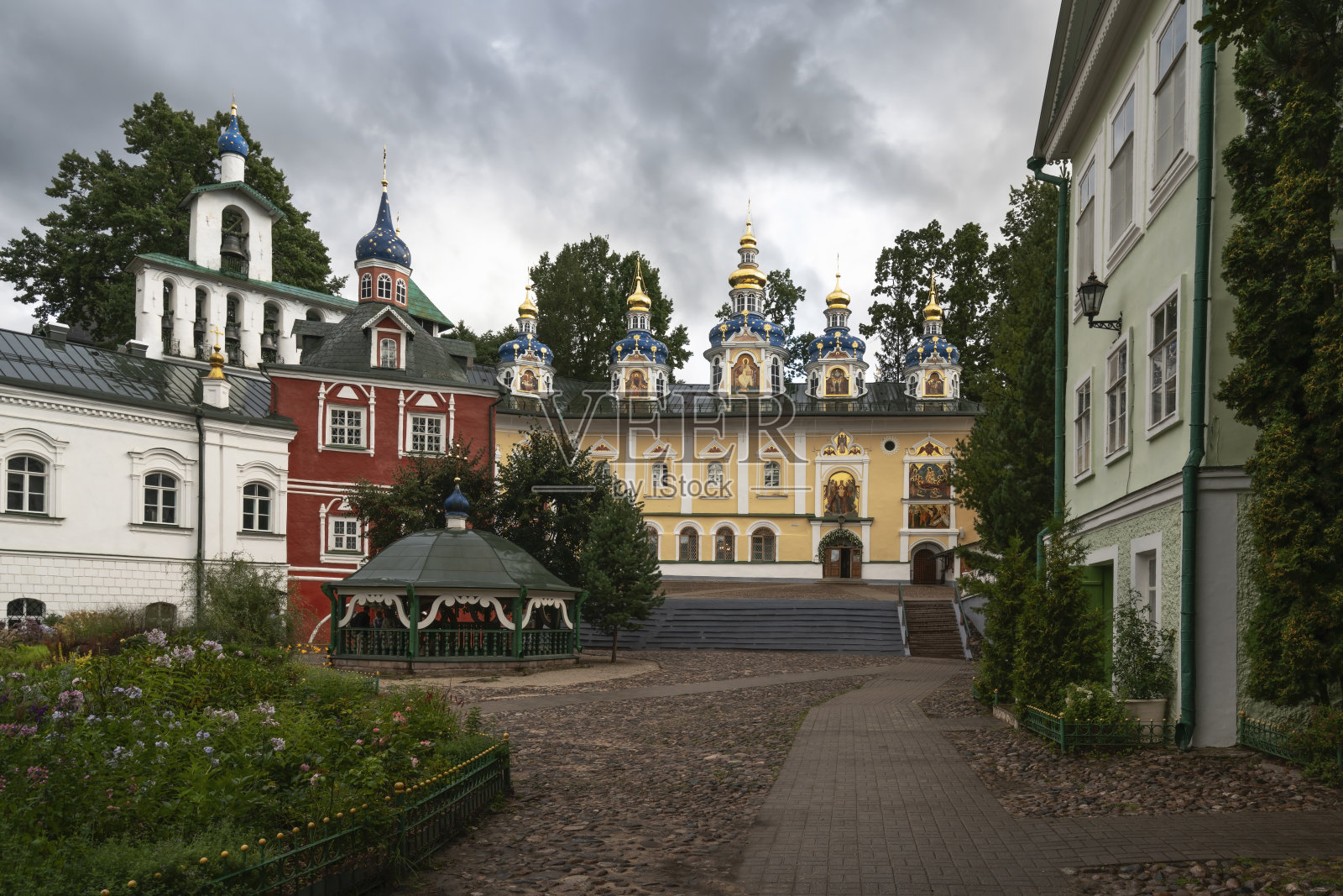 夏季，俄罗斯普斯科夫地区的佩切尔斯克修道院，圣母升天大教堂、大钟楼和圣器室照片摄影图片