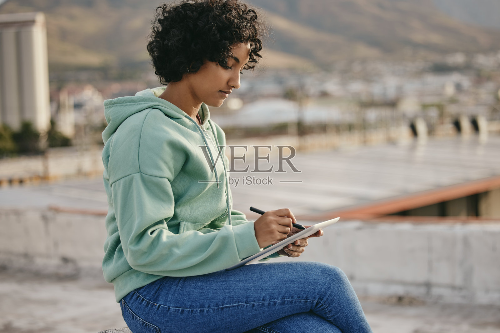 与一位女性作家、作家或诗人一起写作、自然和平板电脑，在外面寻找灵感。思考，技术和创造力与一个有故事想法的女记者或小说家照片摄影图片