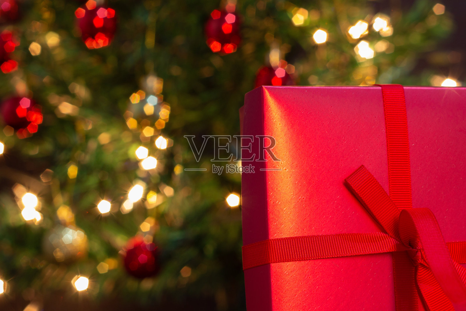 礼物和圣诞树。照片摄影图片