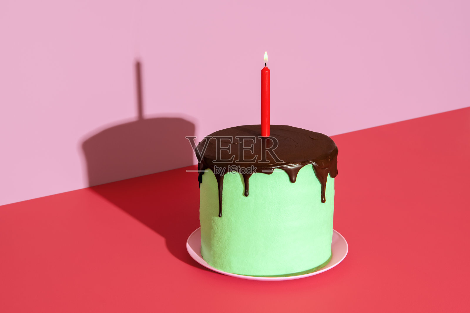 生日蛋糕和点燃的蜡烛。自制薄荷巧克力蛋糕。照片摄影图片