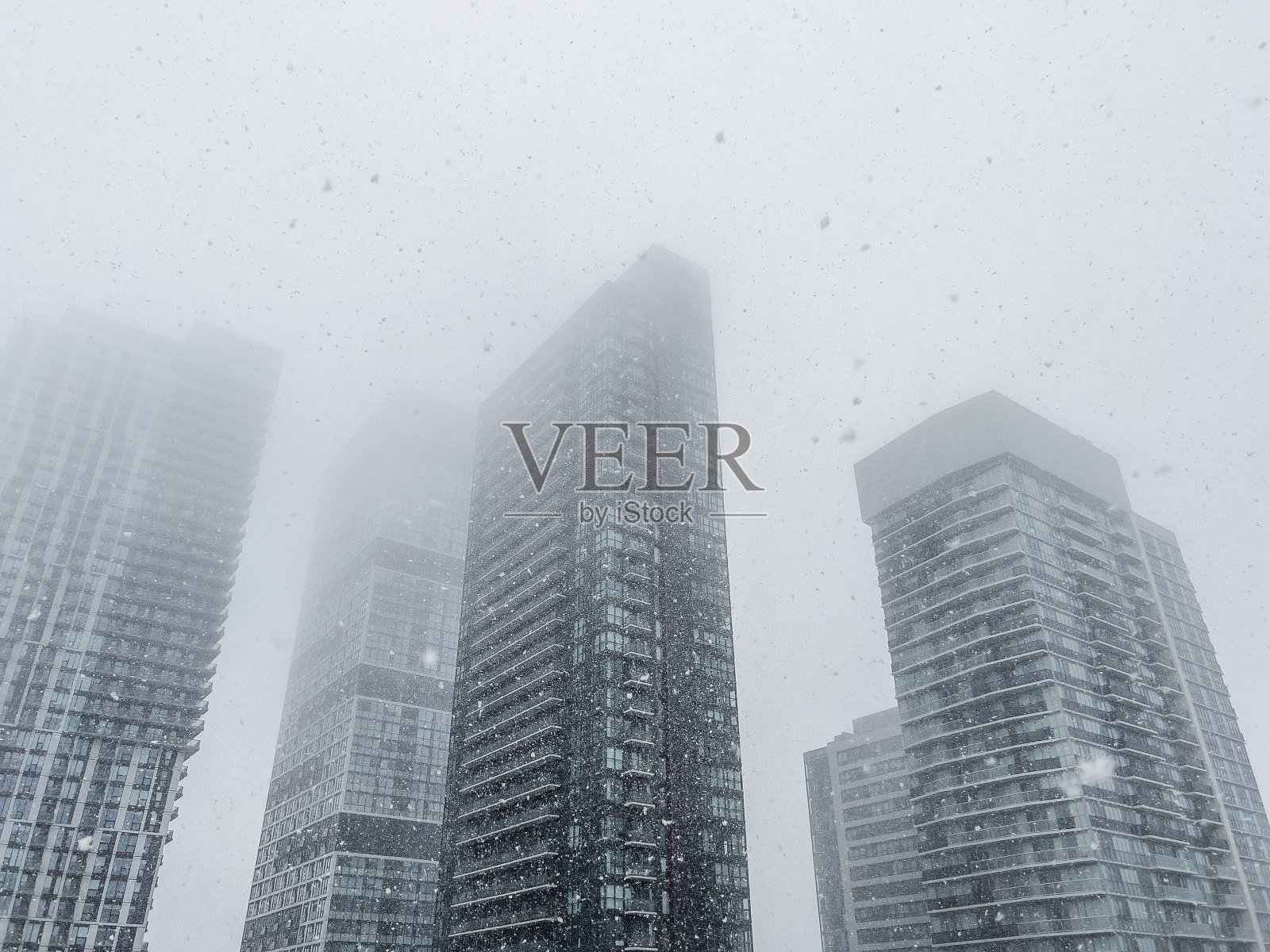 冬季，金融区办公楼被大雪覆盖照片摄影图片