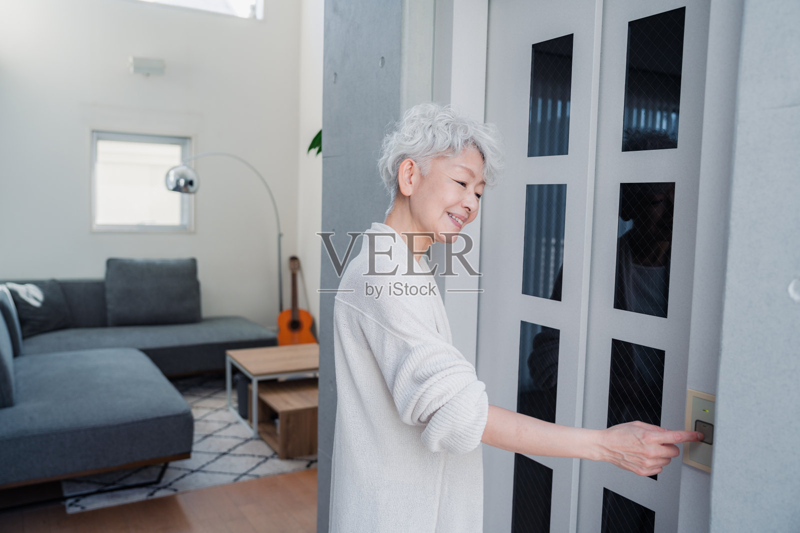 老年妇女使用家用电梯照片摄影图片