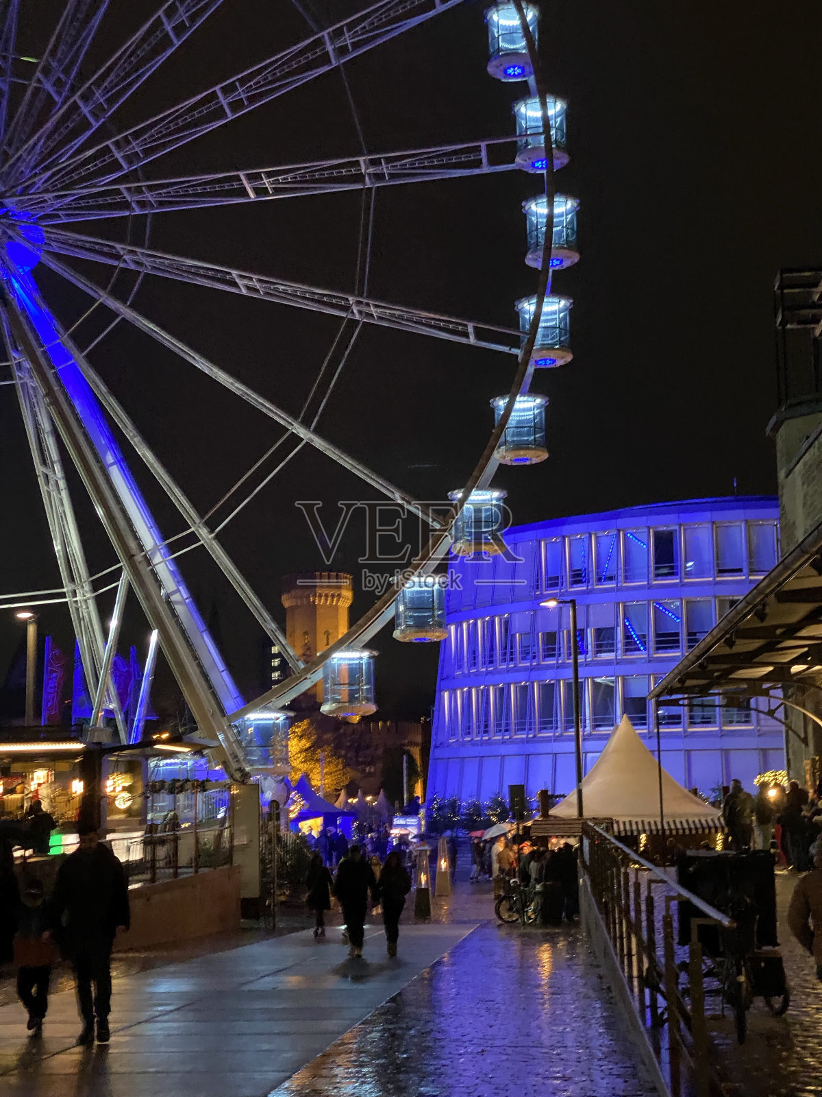 在降临节的晚上，在德国体育和奥林匹亚和巧克力博物馆前的莱茵河上被照亮的摩天轮照片摄影图片