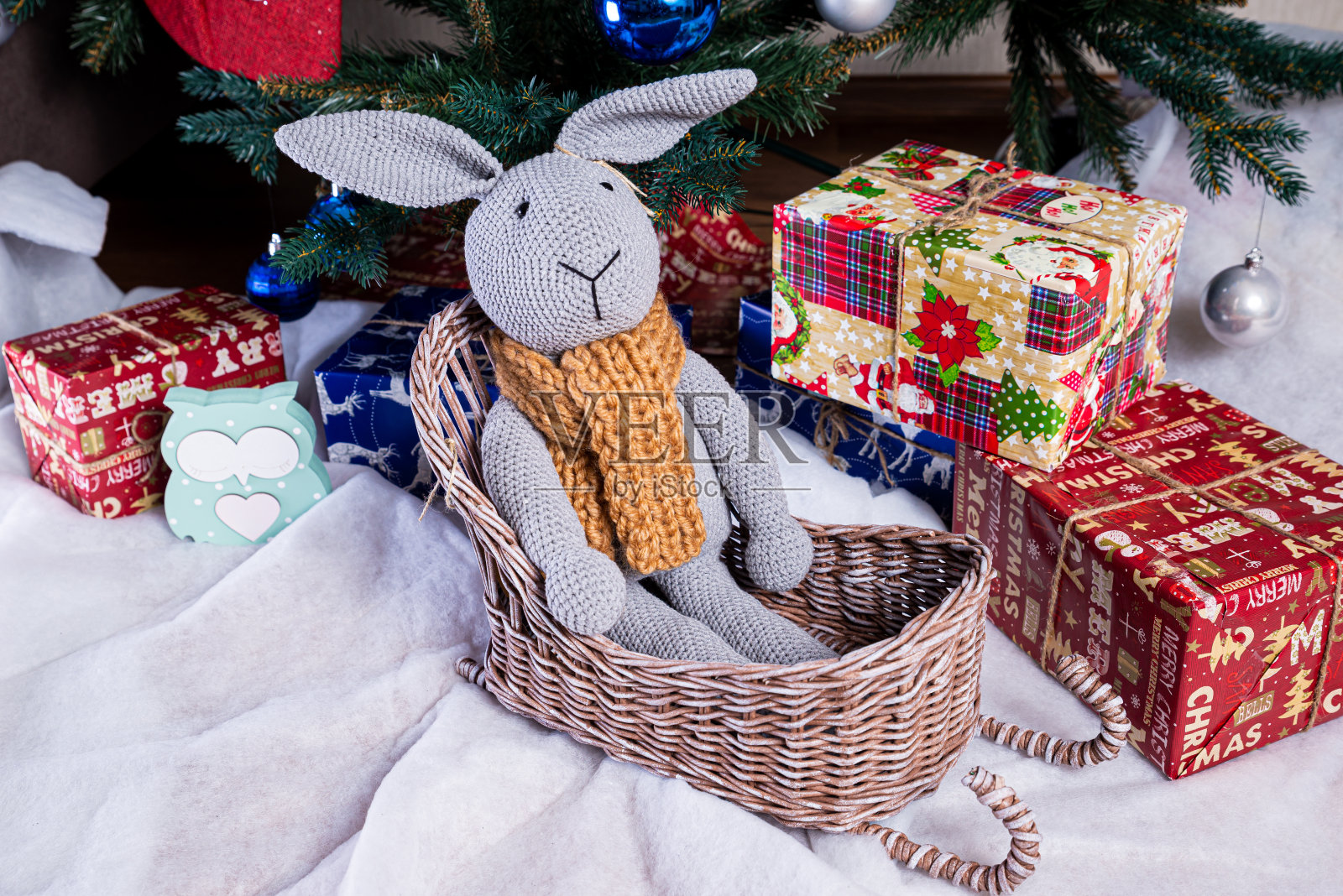 针织麋鹿。可爱的麋鹿。玩具背景是新年花环，圣诞树上编织的野兔和麋鹿照片摄影图片