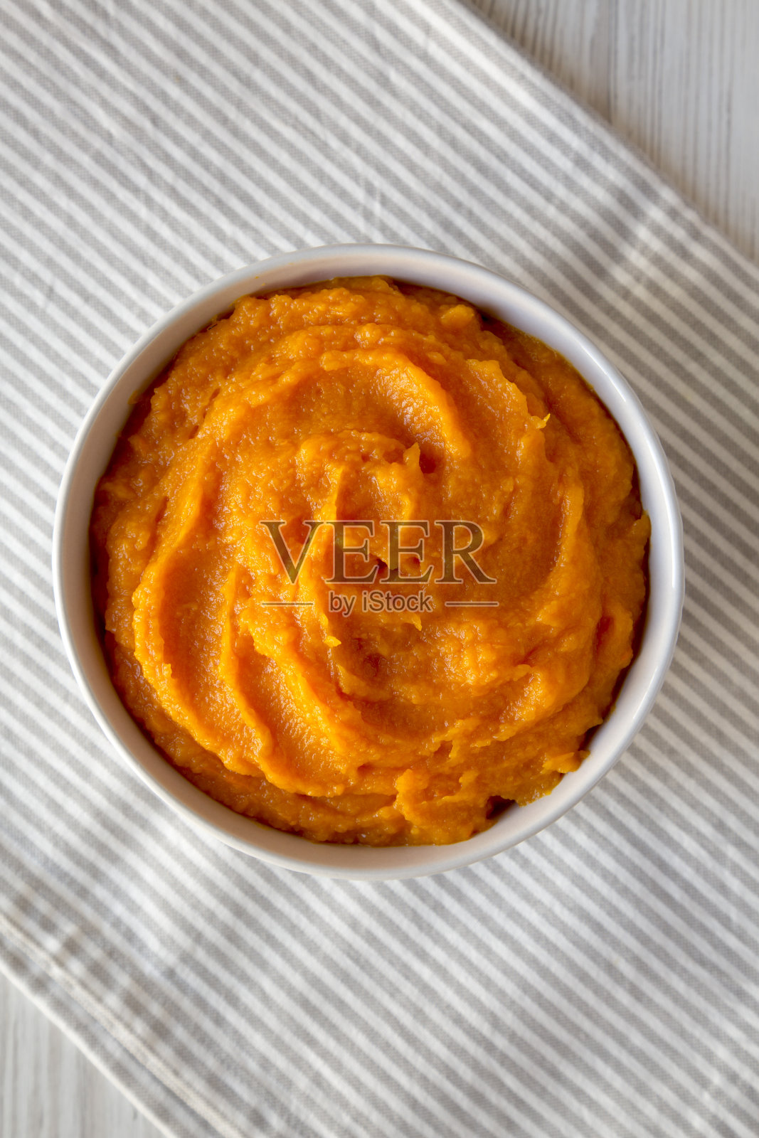 碗里的生南瓜泥，俯视图。平躺，头顶，从上面。照片摄影图片