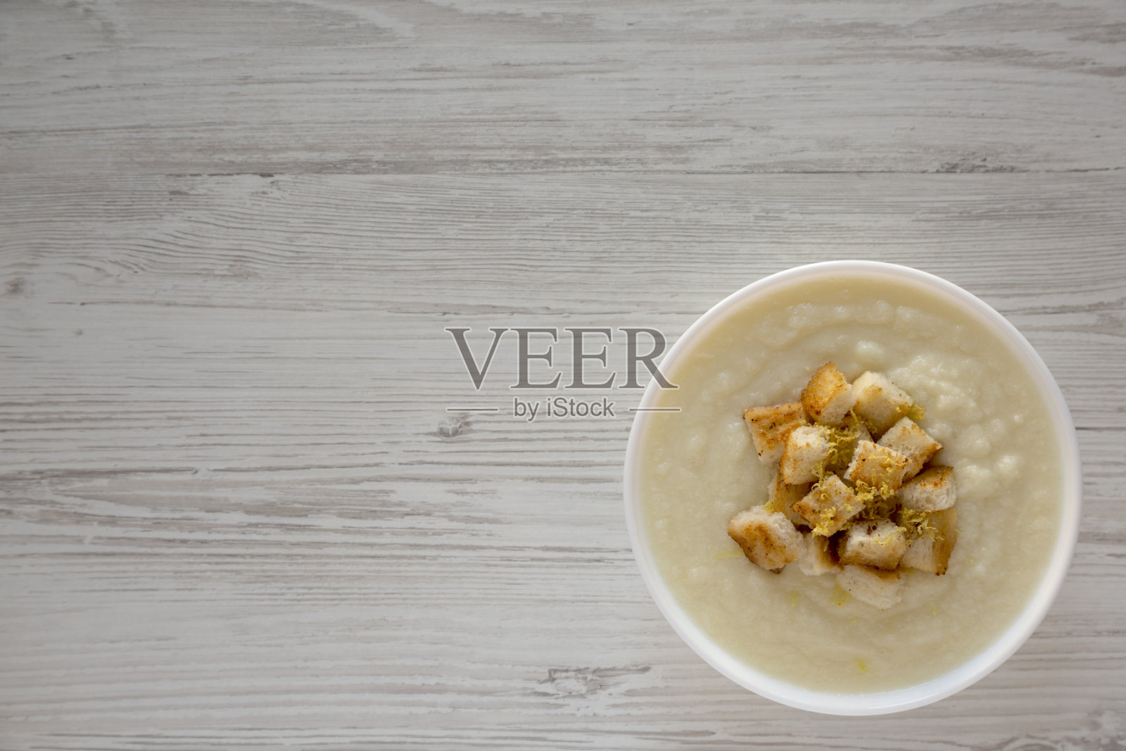 自制花椰菜汤与面包丁和油，俯视图。平躺，头顶，从上面。文本空格。照片摄影图片