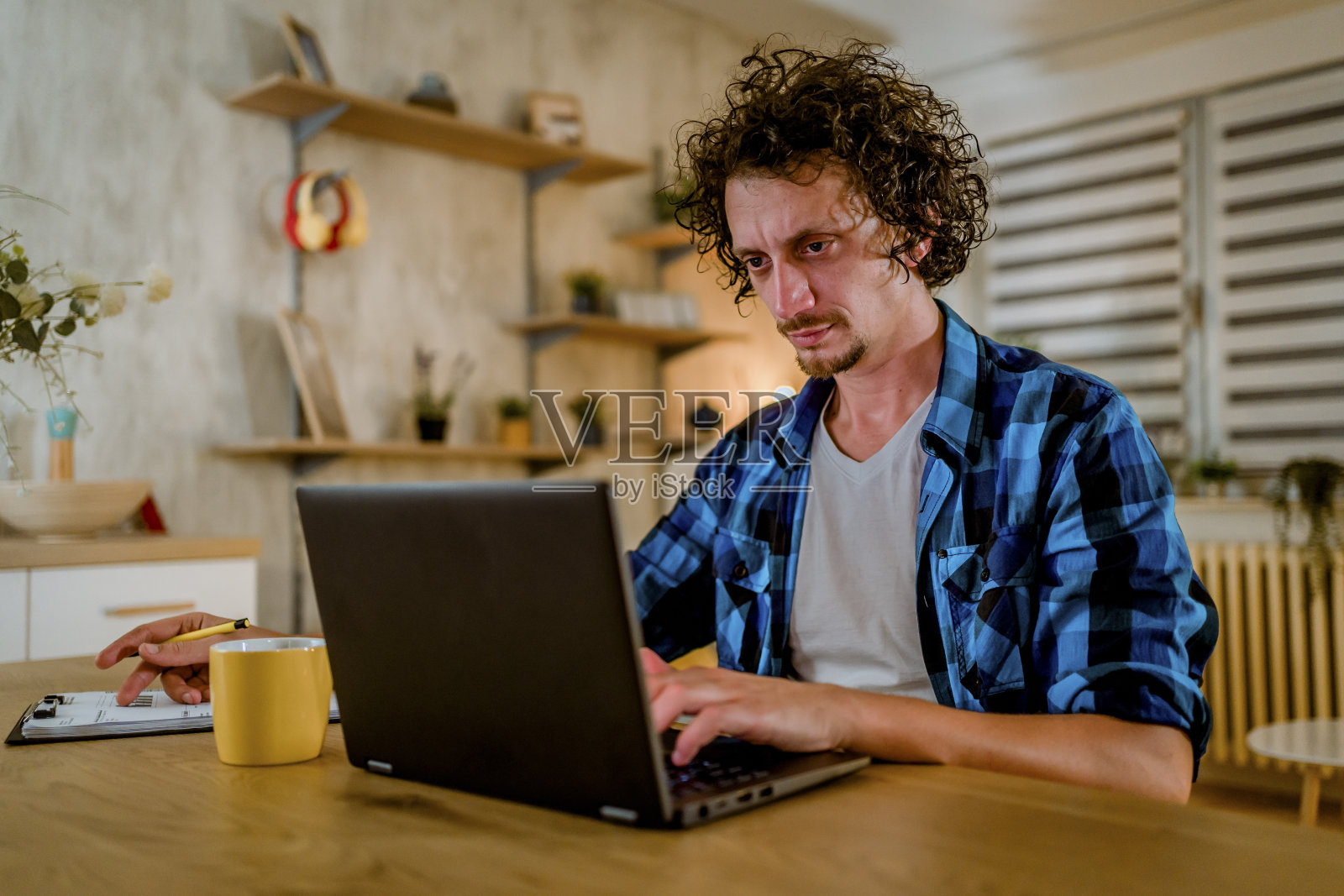 年轻人在家里工作照片摄影图片