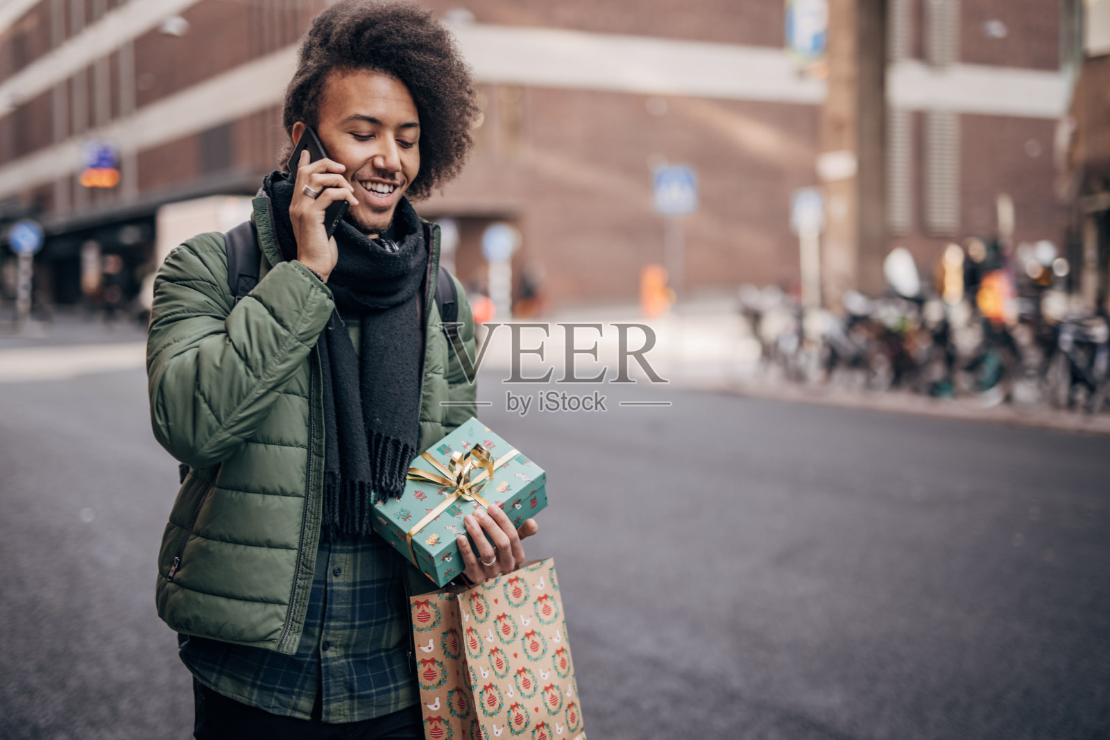 年轻人在冬天打电话照片摄影图片