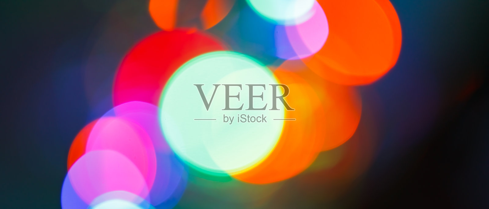 虚化背景从一个模糊的光。圣诞和新年假期背景。散焦照片摄影图片