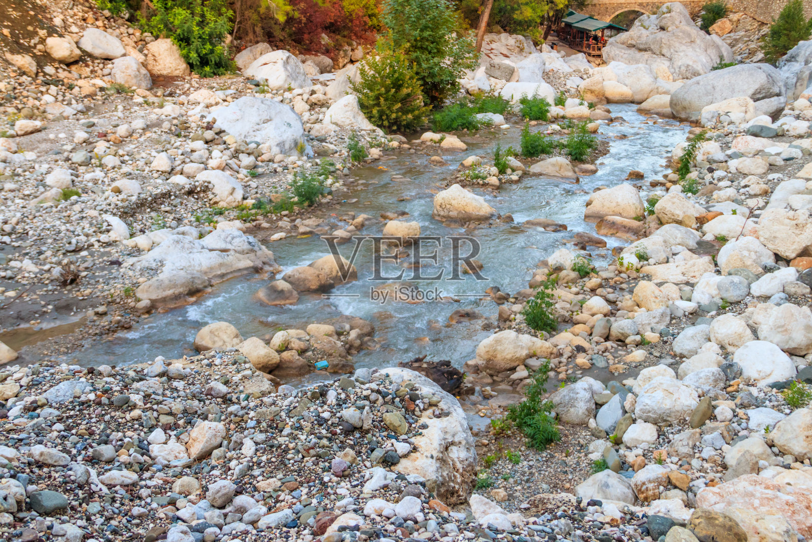 风景秀丽，山涧秀美。田园诗般的风景，溪水清澈。快速水流特写照片摄影图片