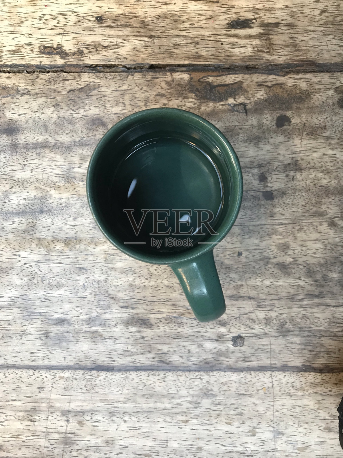 旧木制背景的绿色杯子照片摄影图片