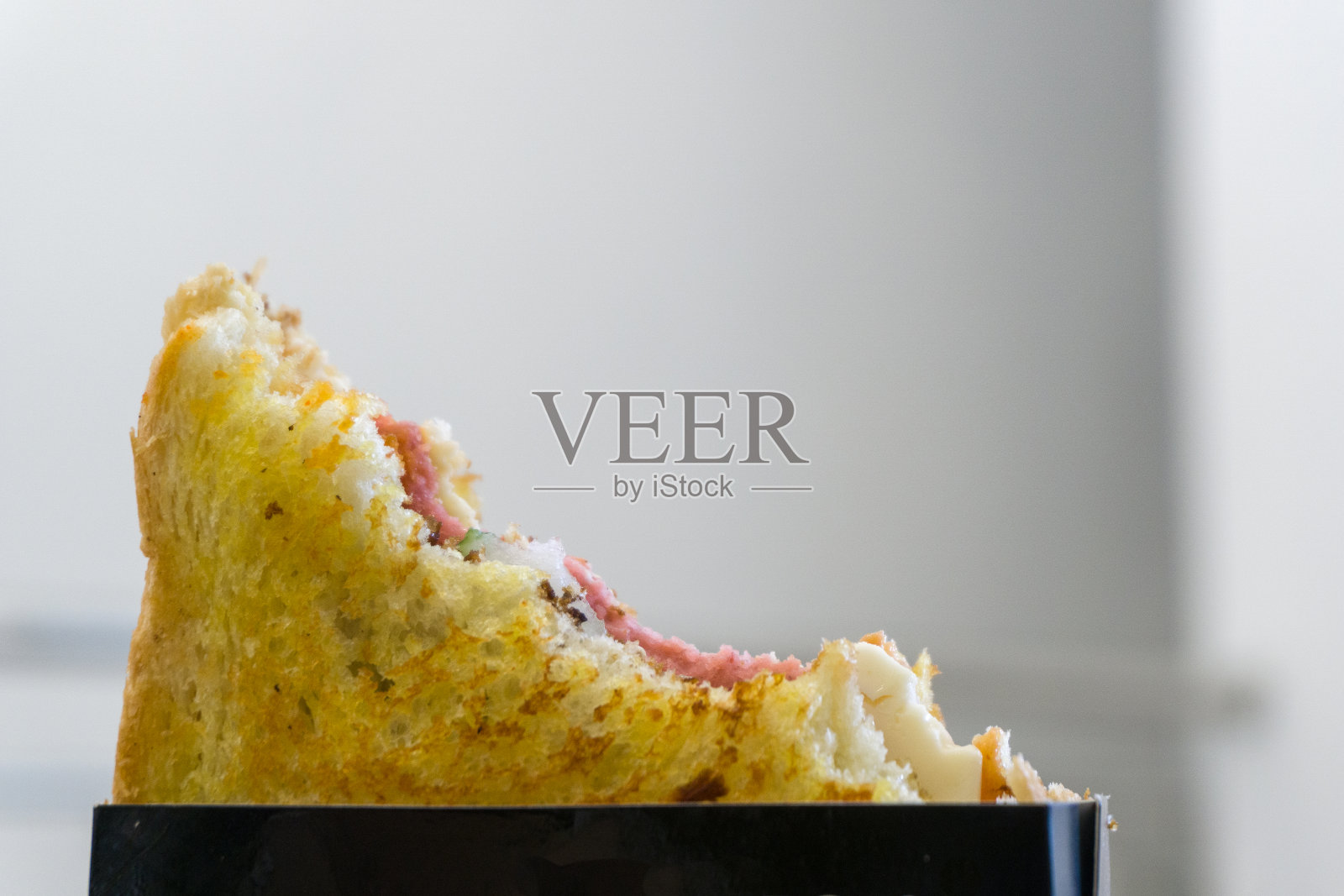 近距离的烤三明治与牛肉和一些蔬菜照片摄影图片