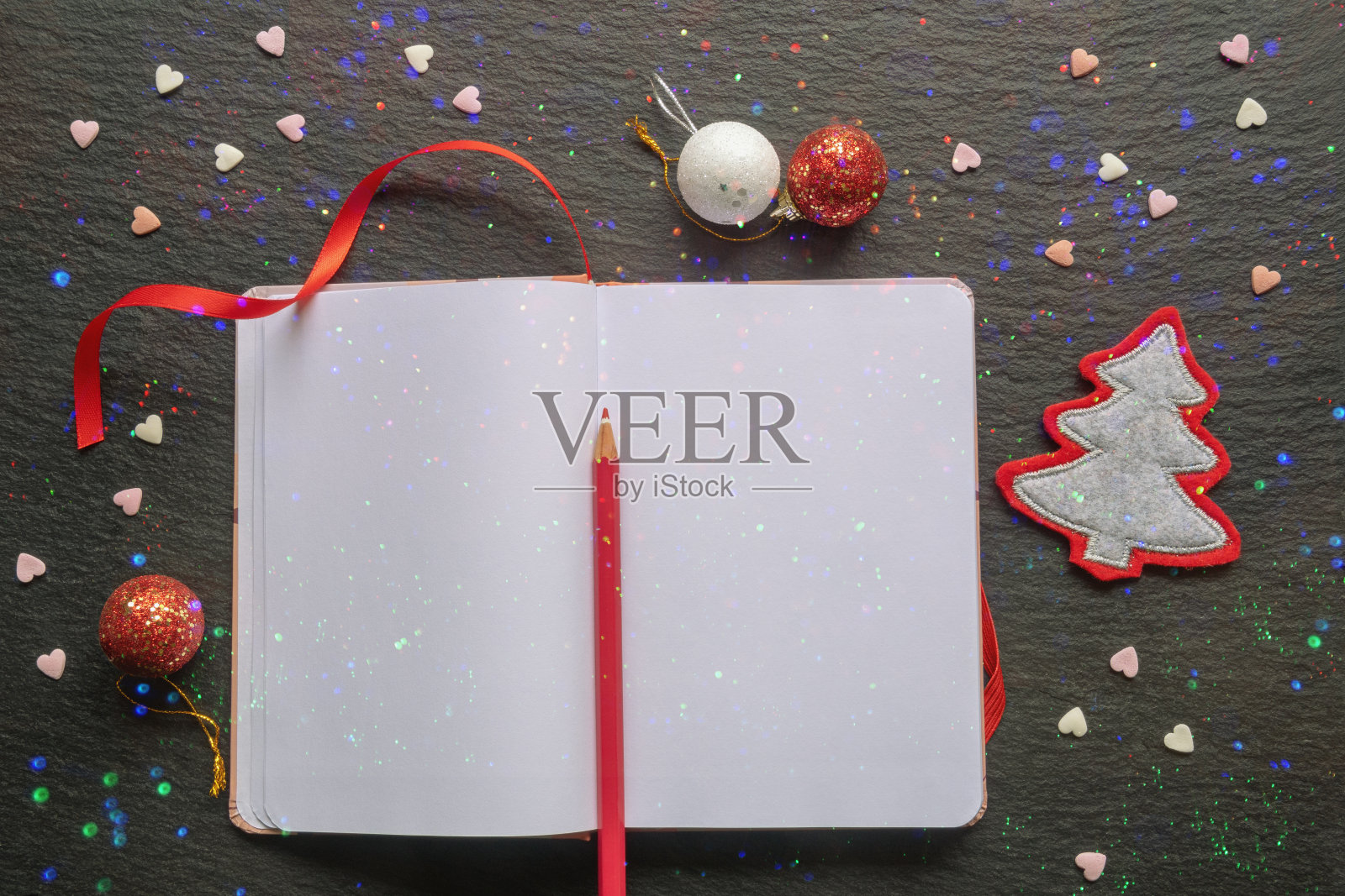 打开相册，放置文本或图像。圣诞节和新年的装饰。轻串，双重曝光照片摄影图片