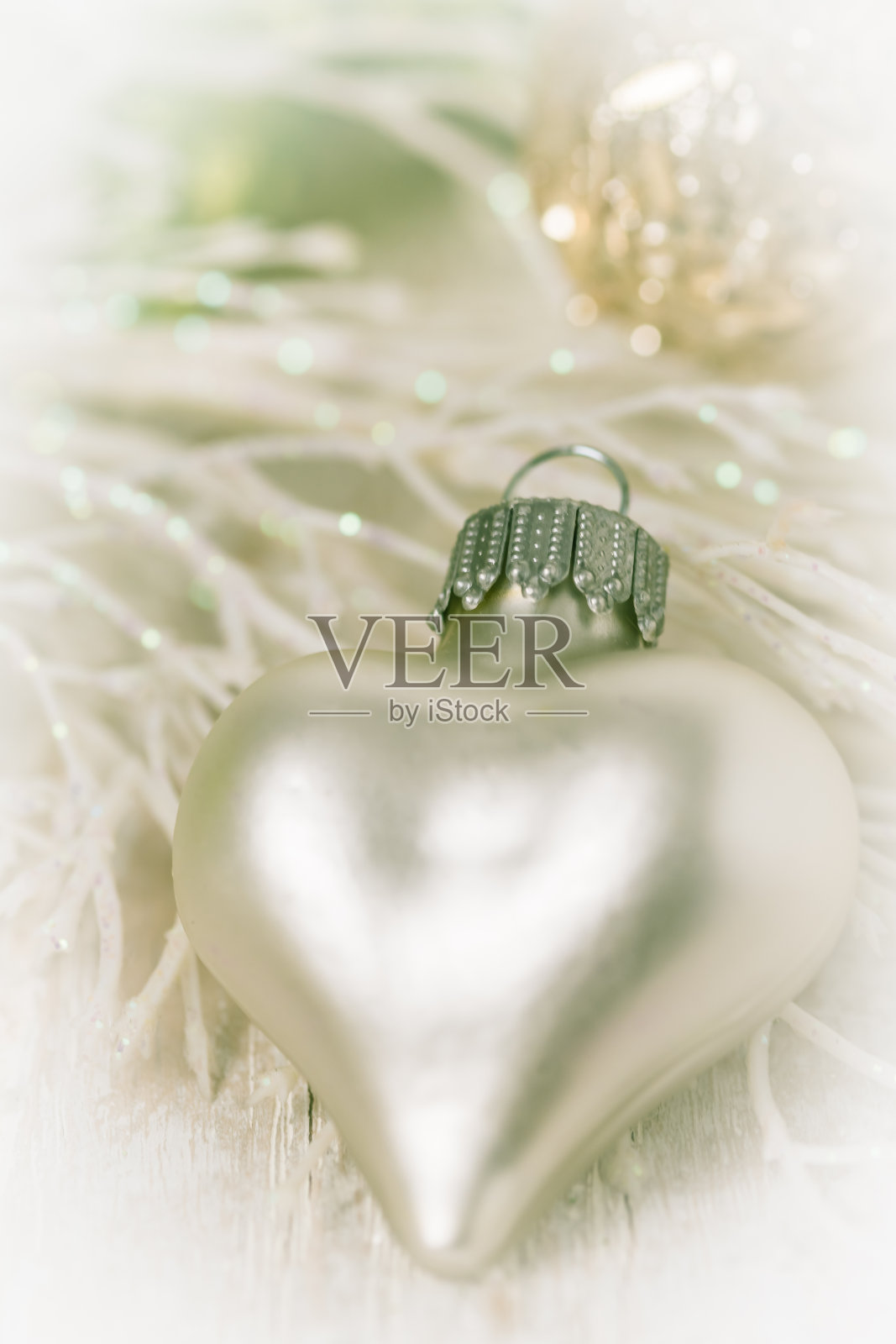 白色心和绿色的圣诞装饰照片摄影图片