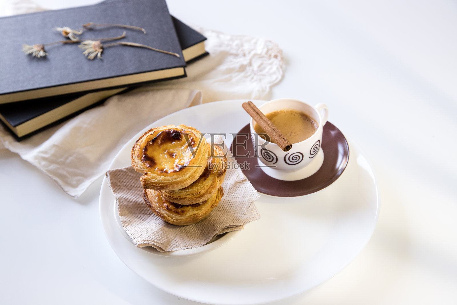 这是葡萄牙传统的甜点。小而脆的酥皮派和鸡蛋做的奶油。常与咖啡一起品尝在白色背景和复制空间。照片摄影图片