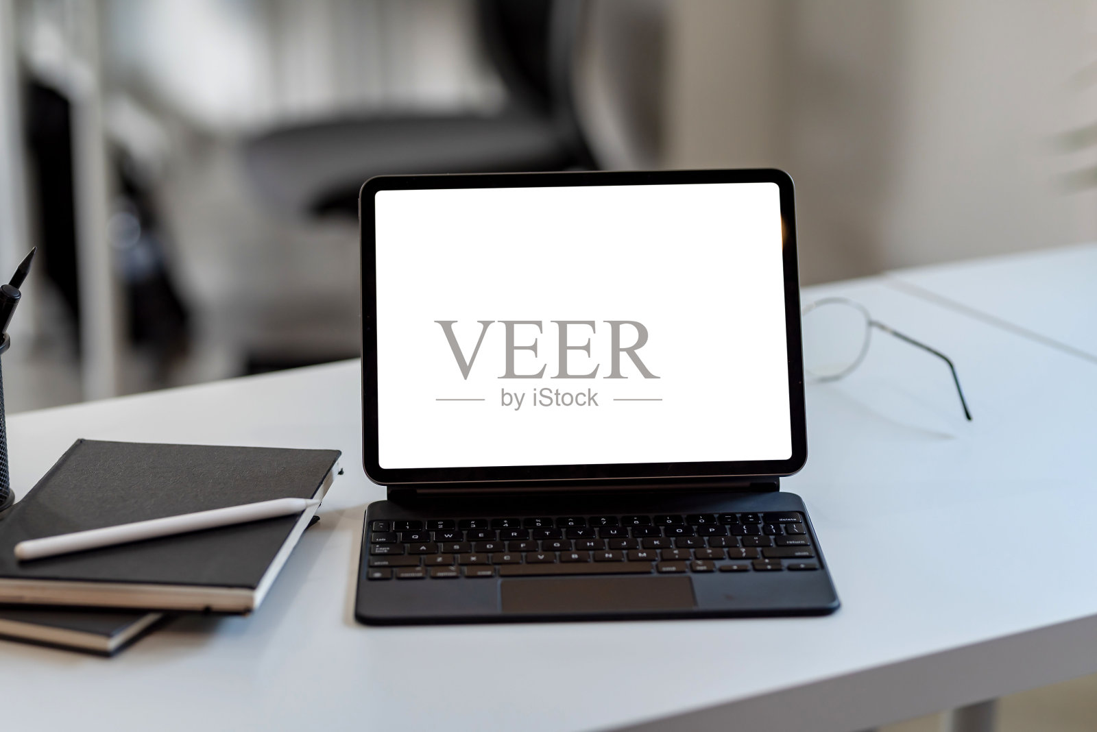 平板电脑与键盘空白白色屏幕放在办公桌上。模拟。照片摄影图片