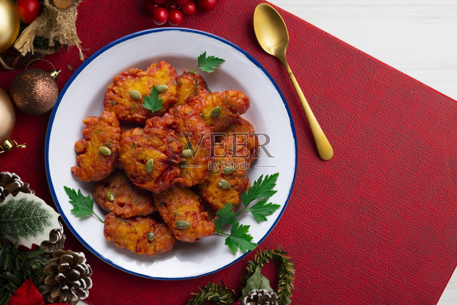 南瓜和苹果馅饼放在圣诞装饰的桌子上。圣诞甜点。照片摄影图片