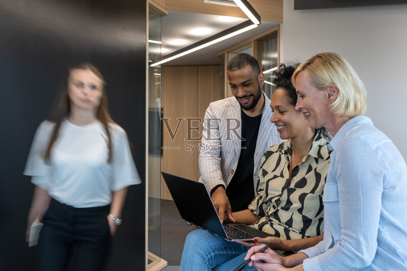 男女员工在移动办公室照片摄影图片