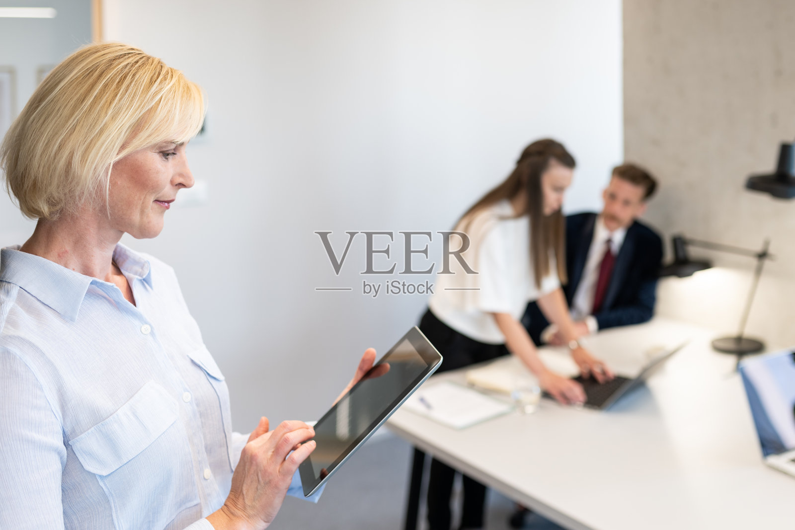 商务人士在现代办公室工作照片摄影图片