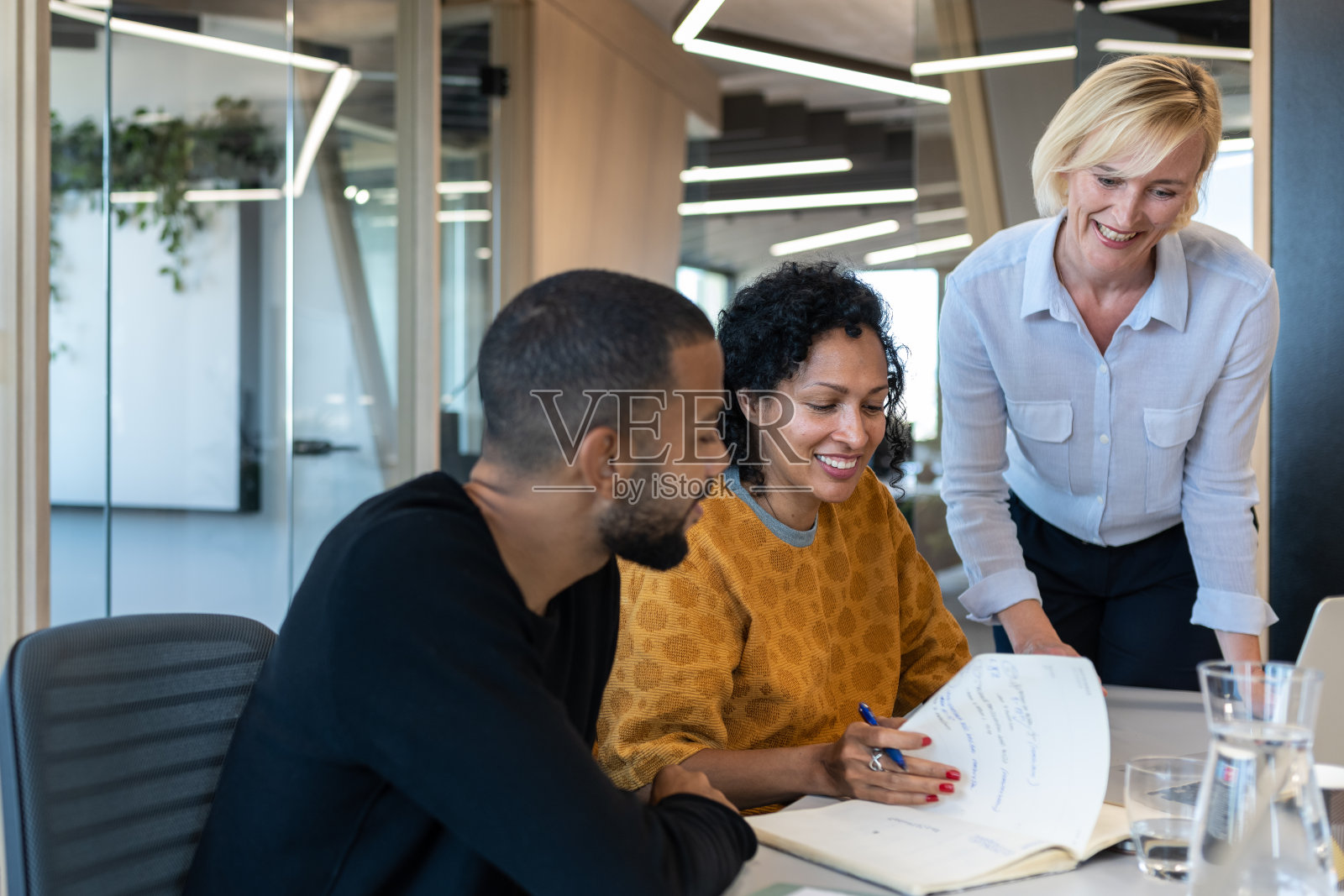 商务人士在现代办公室工作照片摄影图片