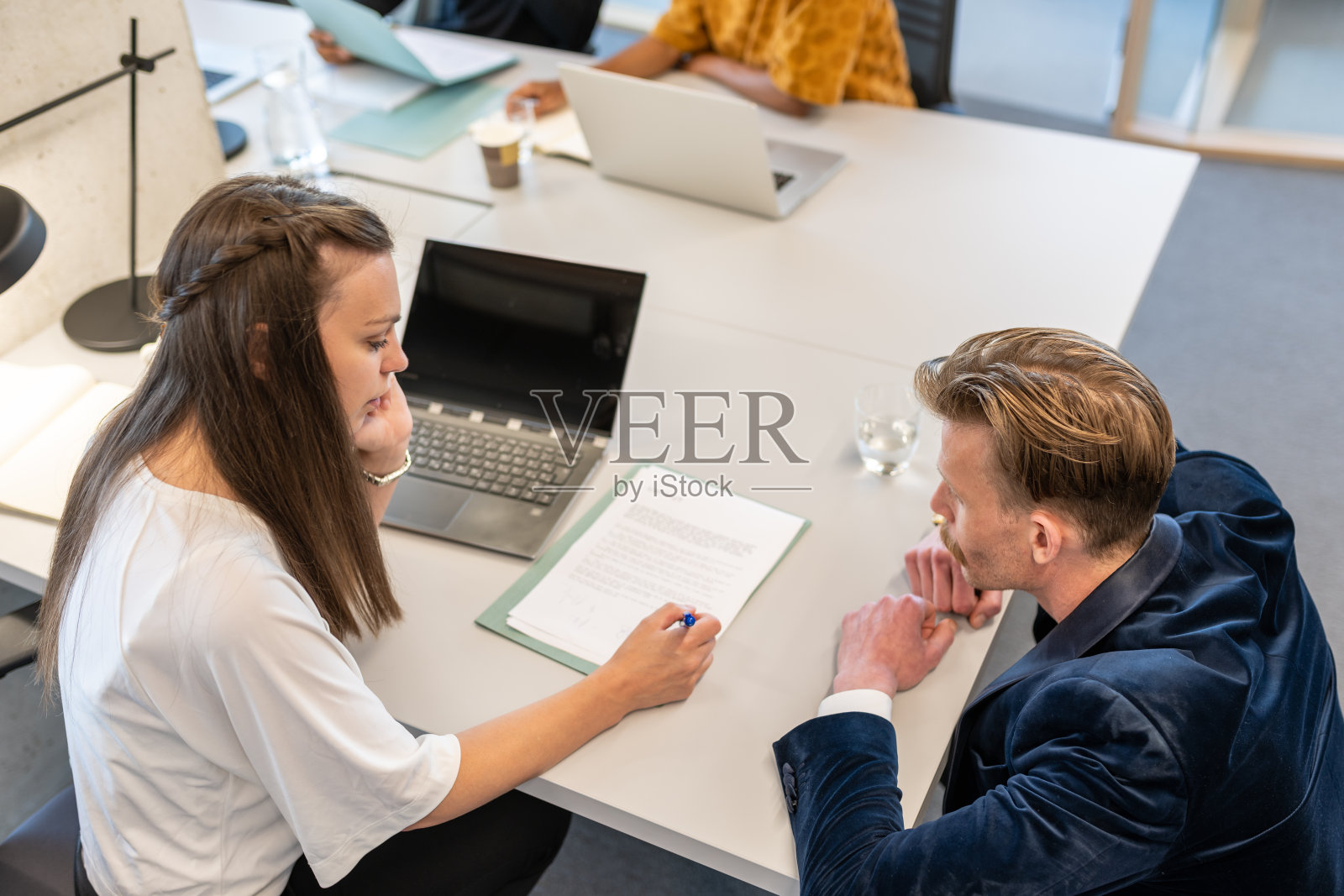 商务人士在现代办公室工作照片摄影图片