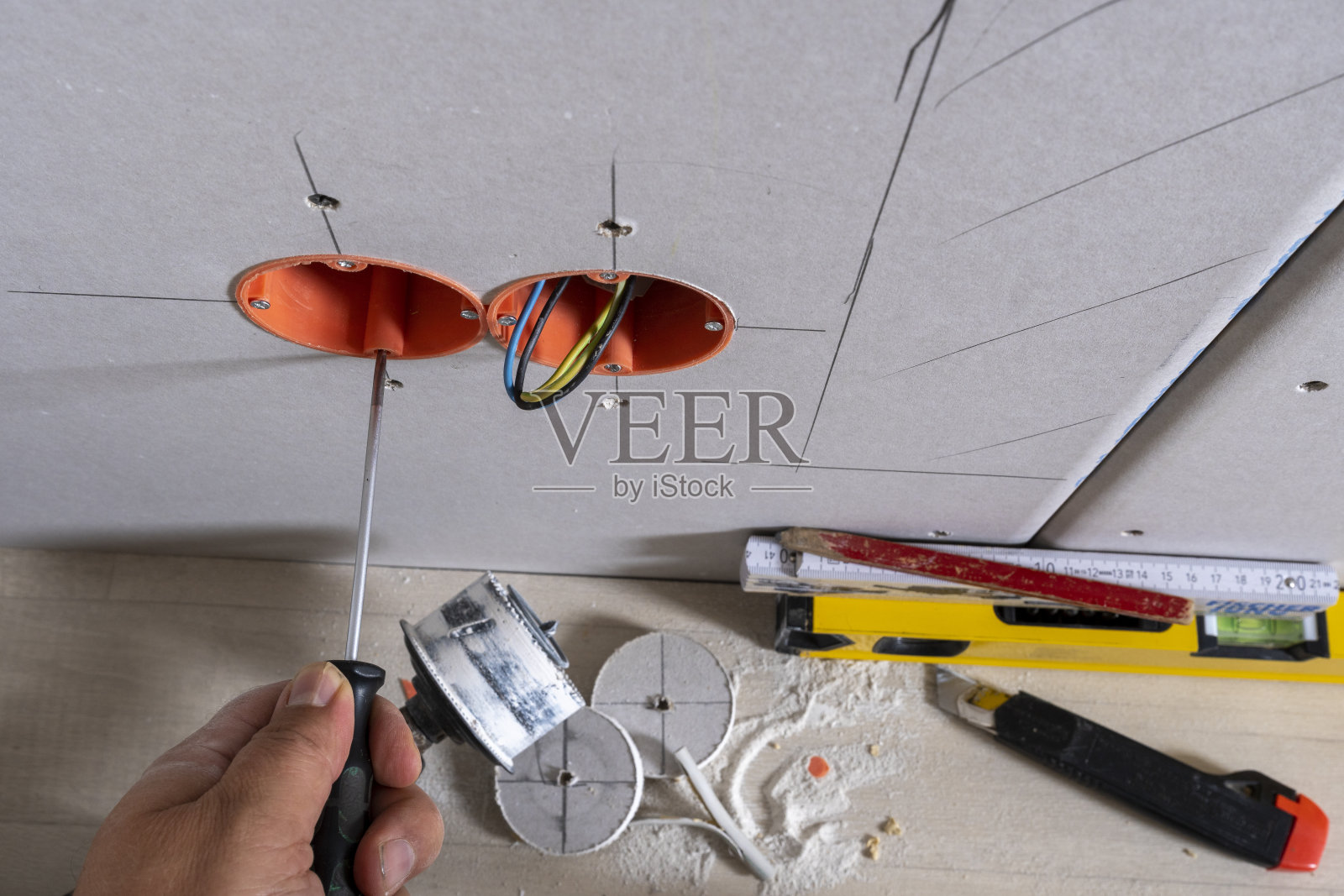 接线盒和不同的材料用于电力工作。照片摄影图片