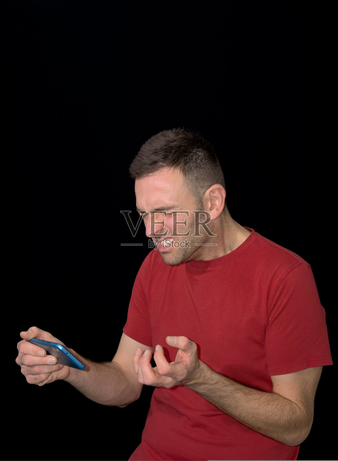 身穿红色t恤的国家队支持者照片摄影图片