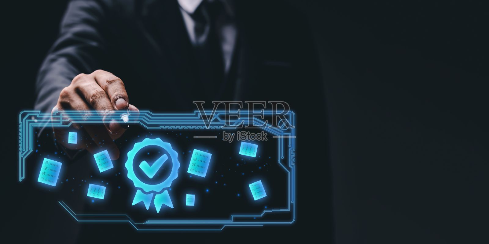 商人指着顶级的服务质量保证、ISO认证和标准化标志照片摄影图片