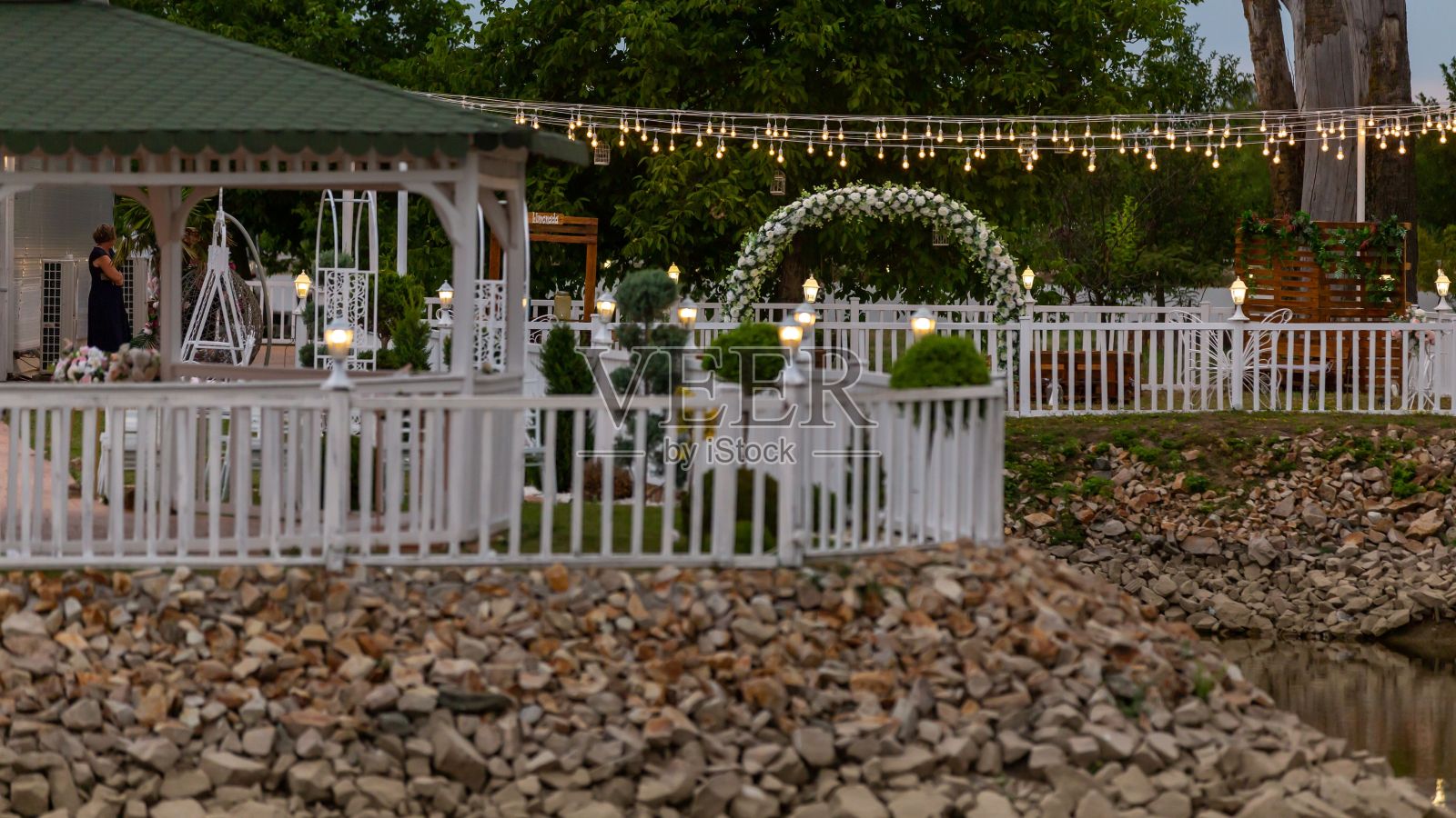 观景婚礼场所的花拱，灯，和其他装饰品在晚上照片摄影图片