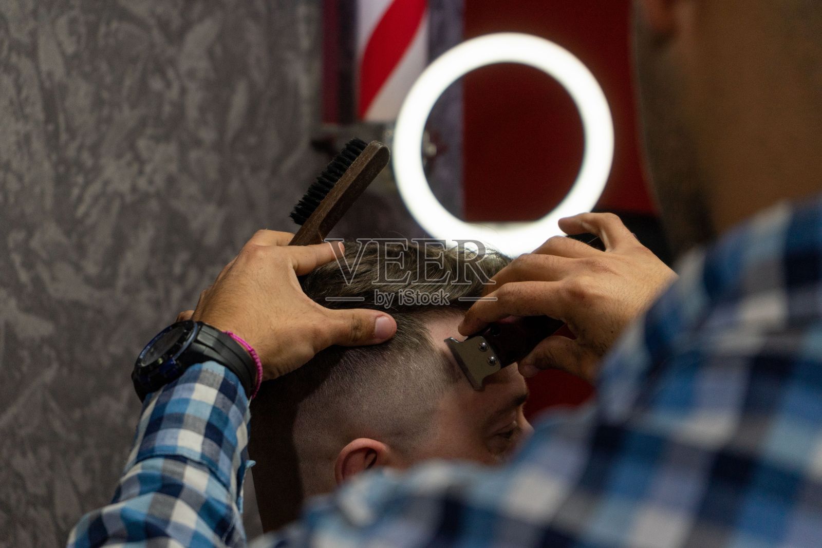 理发店里的男人。剪头发和胡子的人。照片摄影图片