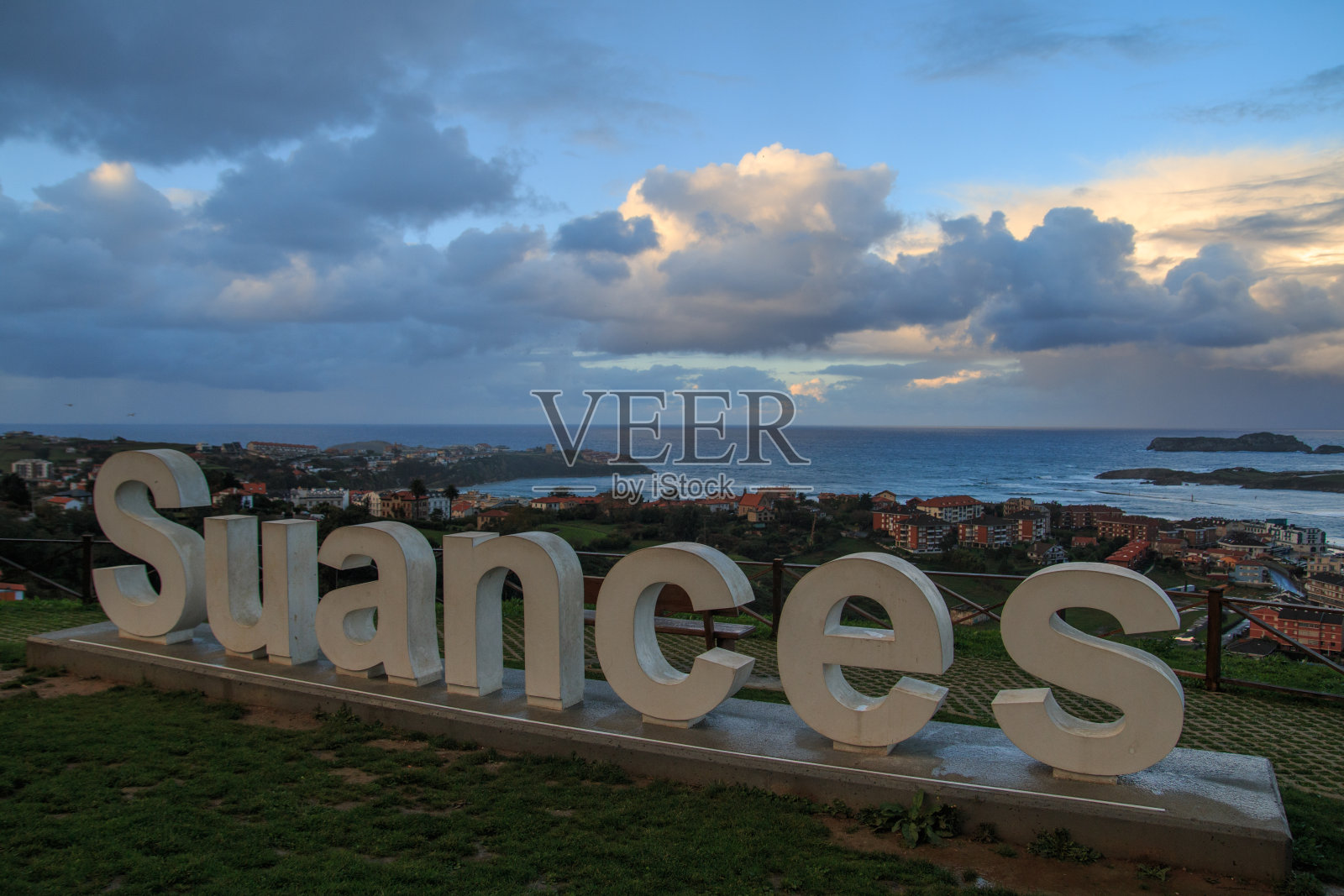 多云的天空下写着大苏斯和海边的房子照片摄影图片