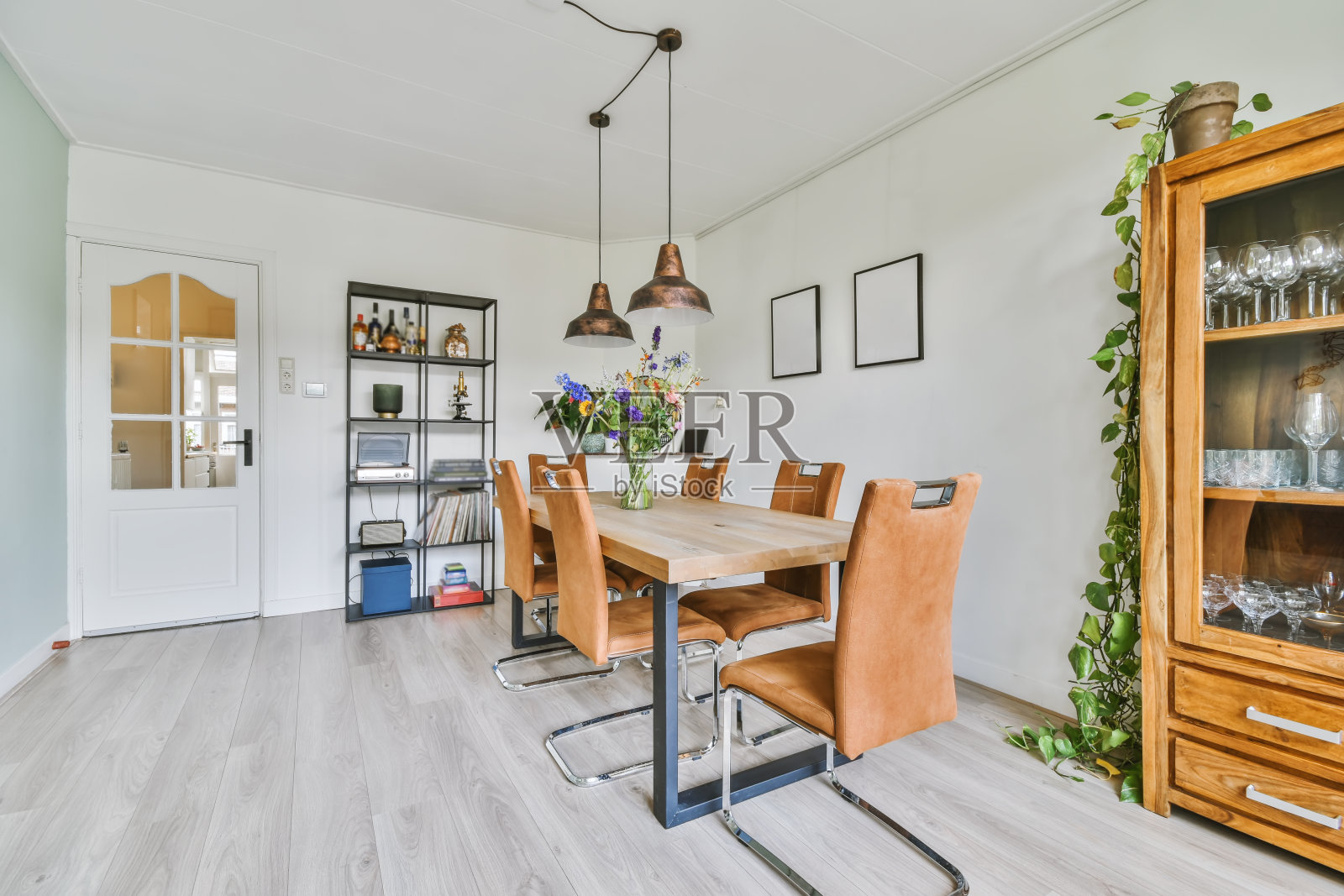 舒适的餐厅，现代棕色家具和装饰元素照片摄影图片