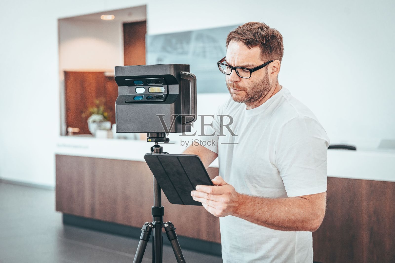 白人男子与马特波特相机和平板电脑做3d扫描虚拟旅游室内照片摄影图片