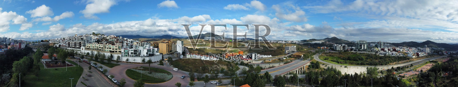 在蓝天下，居民区的城市景观全景，远处有道路和建筑物照片摄影图片