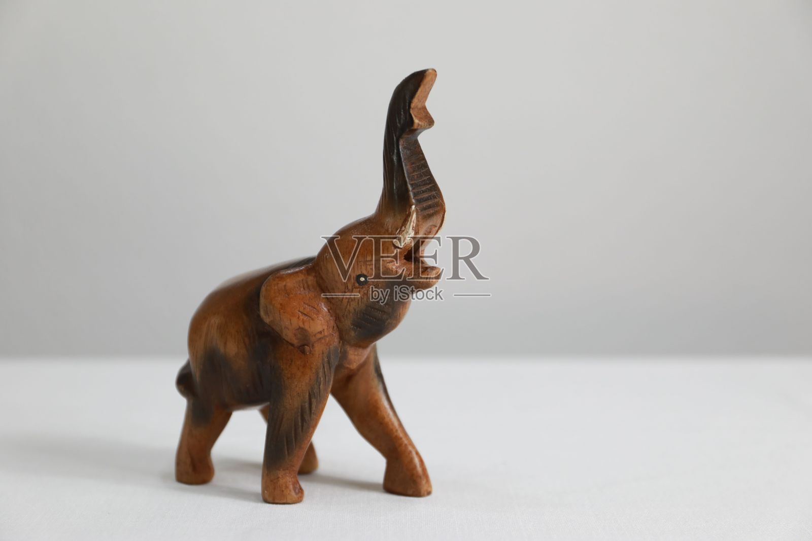 一个孤立在白色背景上的木制大象雕像的特写照片摄影图片