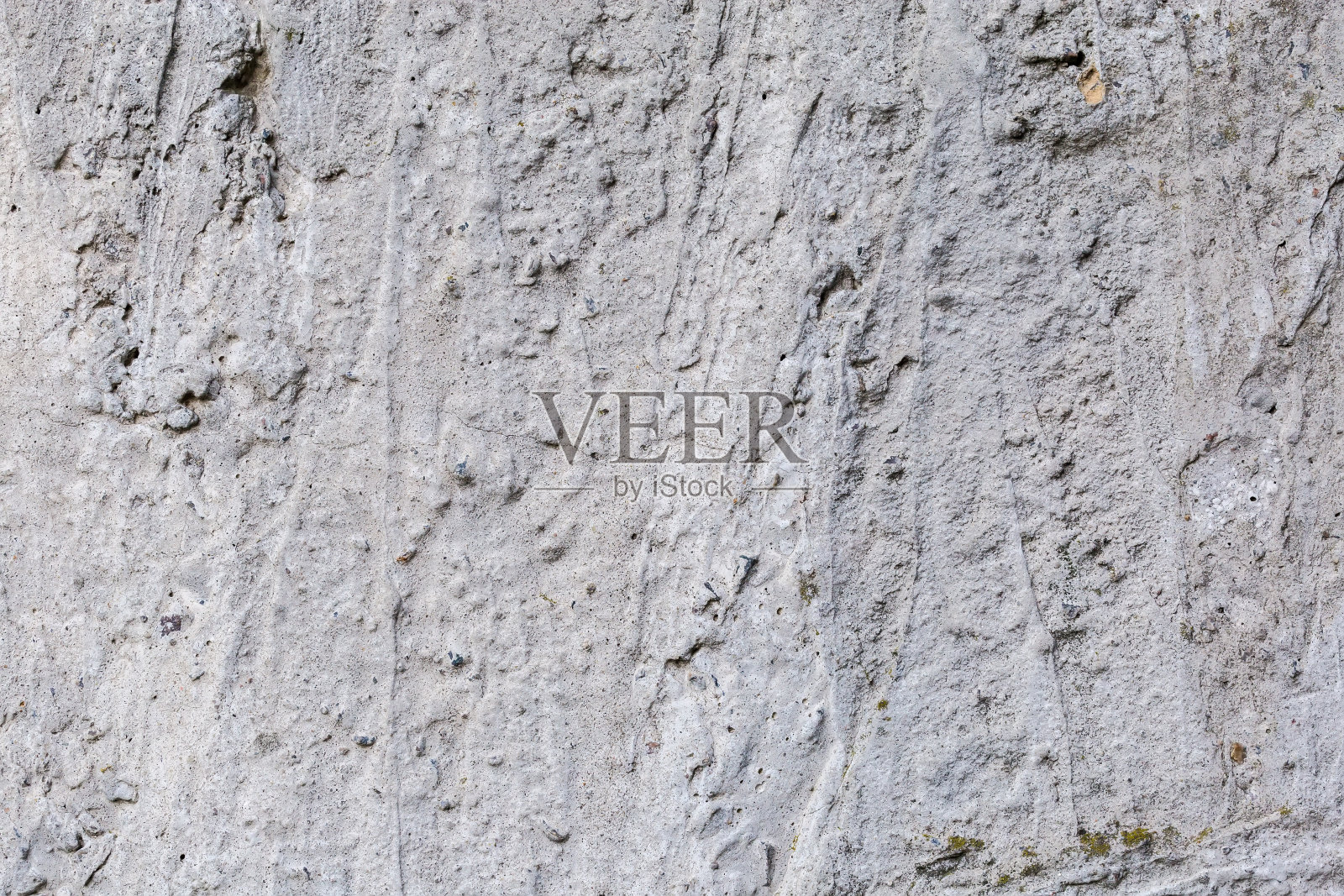 在阴天的户外，旧混凝土墙的碎片照片摄影图片