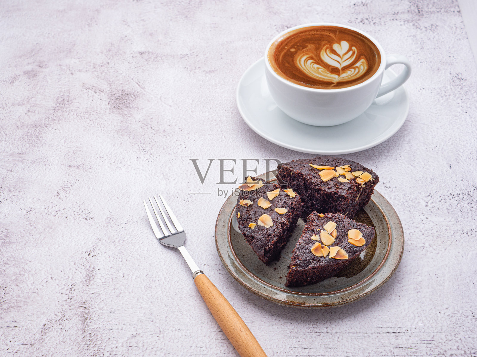 布朗尼放在盘子里，还有一个白色咖啡杯照片摄影图片