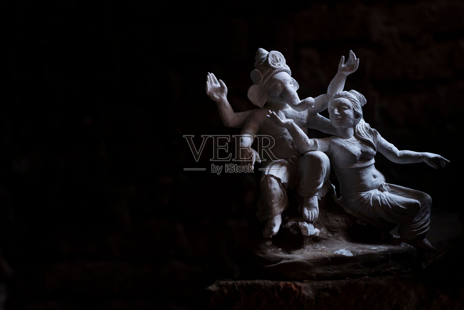 未上漆的白色泥塑象头神和他的妻子悉达西照片摄影图片