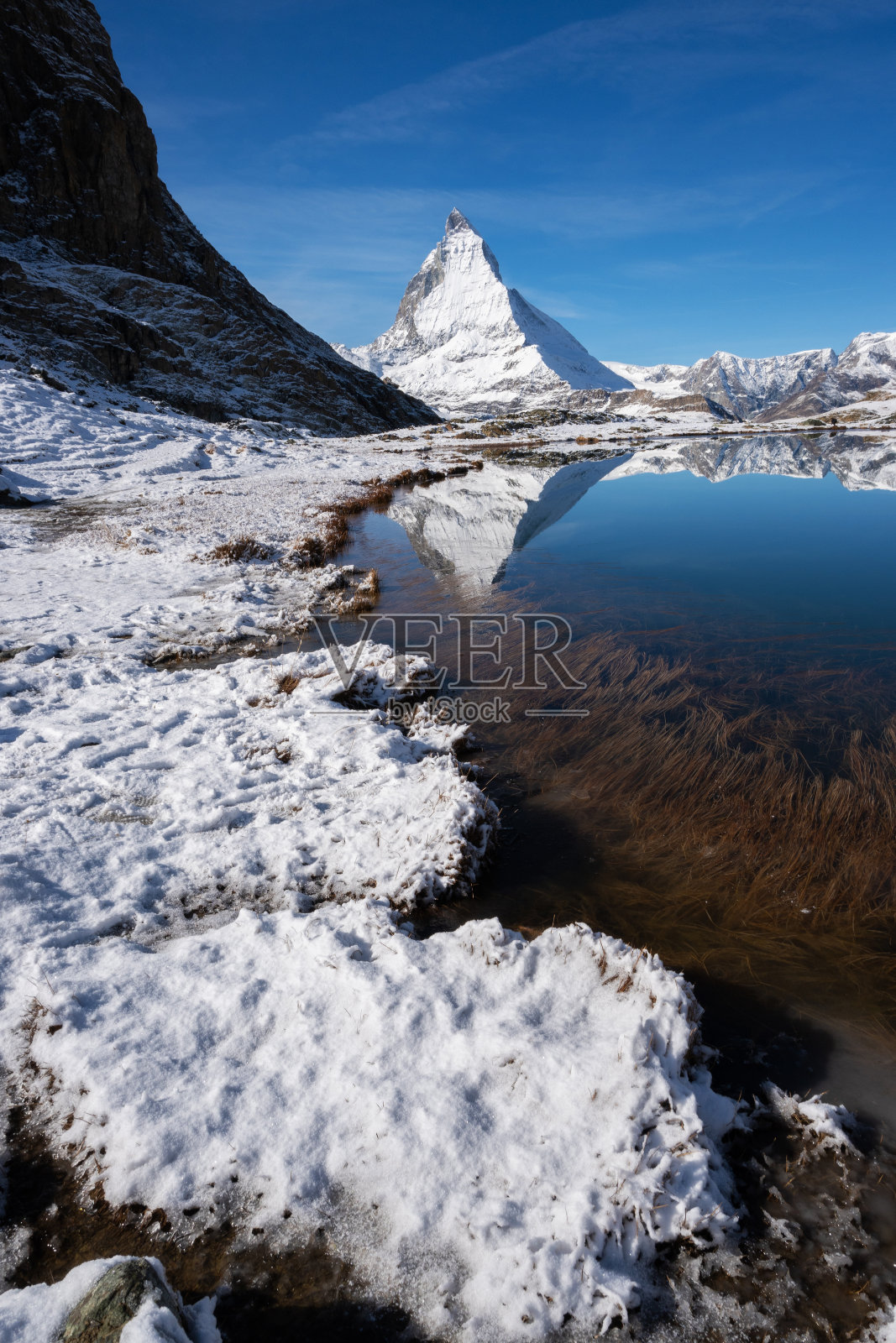 美丽的瑞士阿尔卑斯山与瑞士里费尔湖的倒影。照片摄影图片