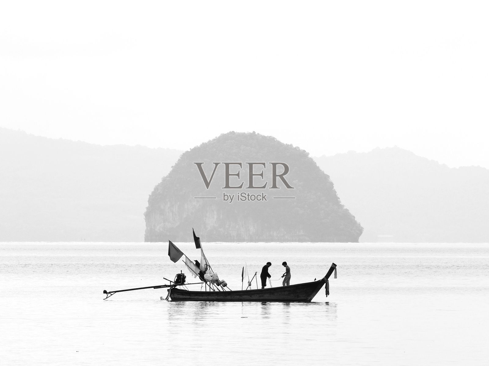 一对渔民站在船上在海洋的灰度照片摄影图片