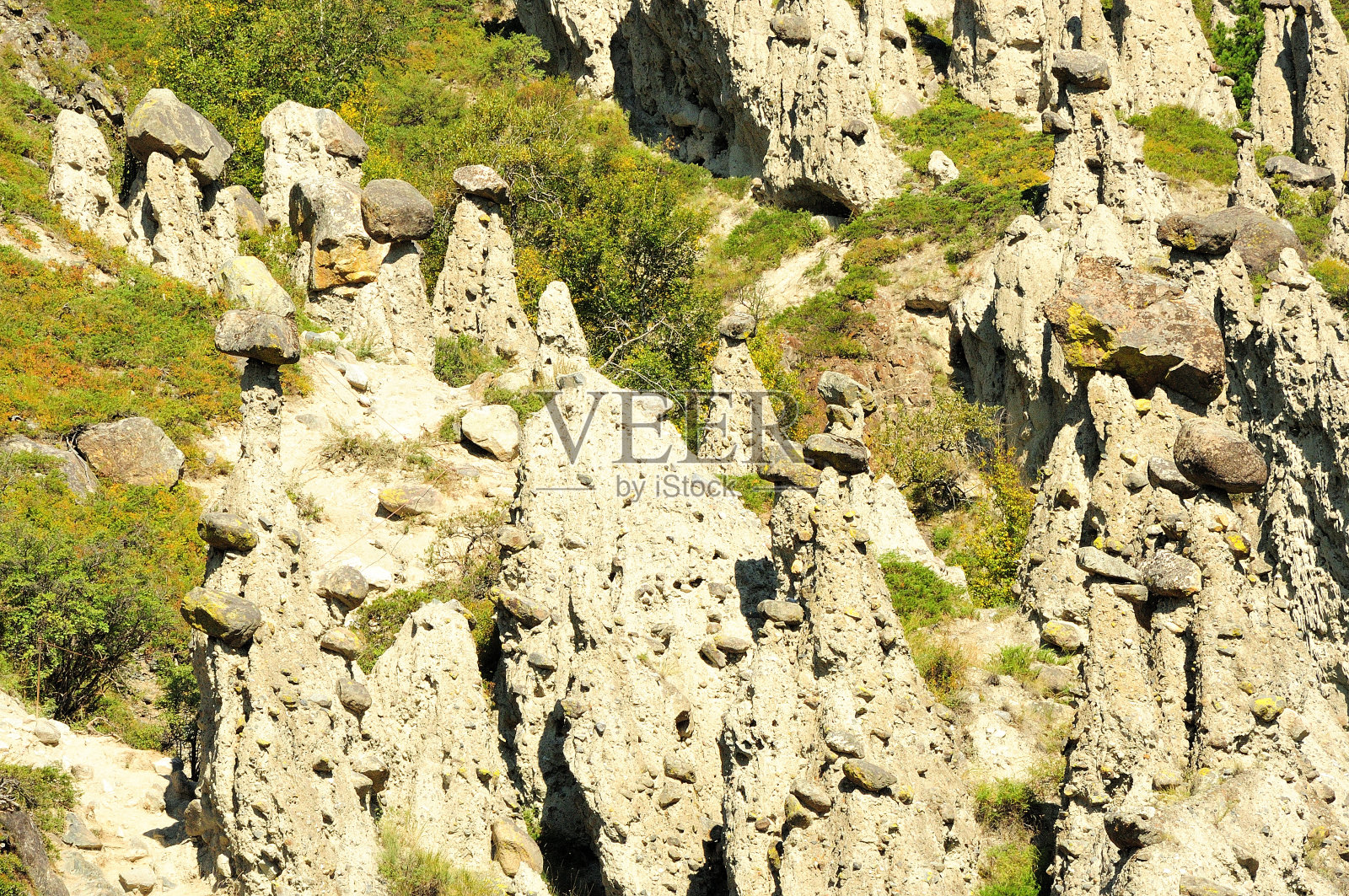 在一座高山的斜坡上有不寻常的石头构造。照片摄影图片