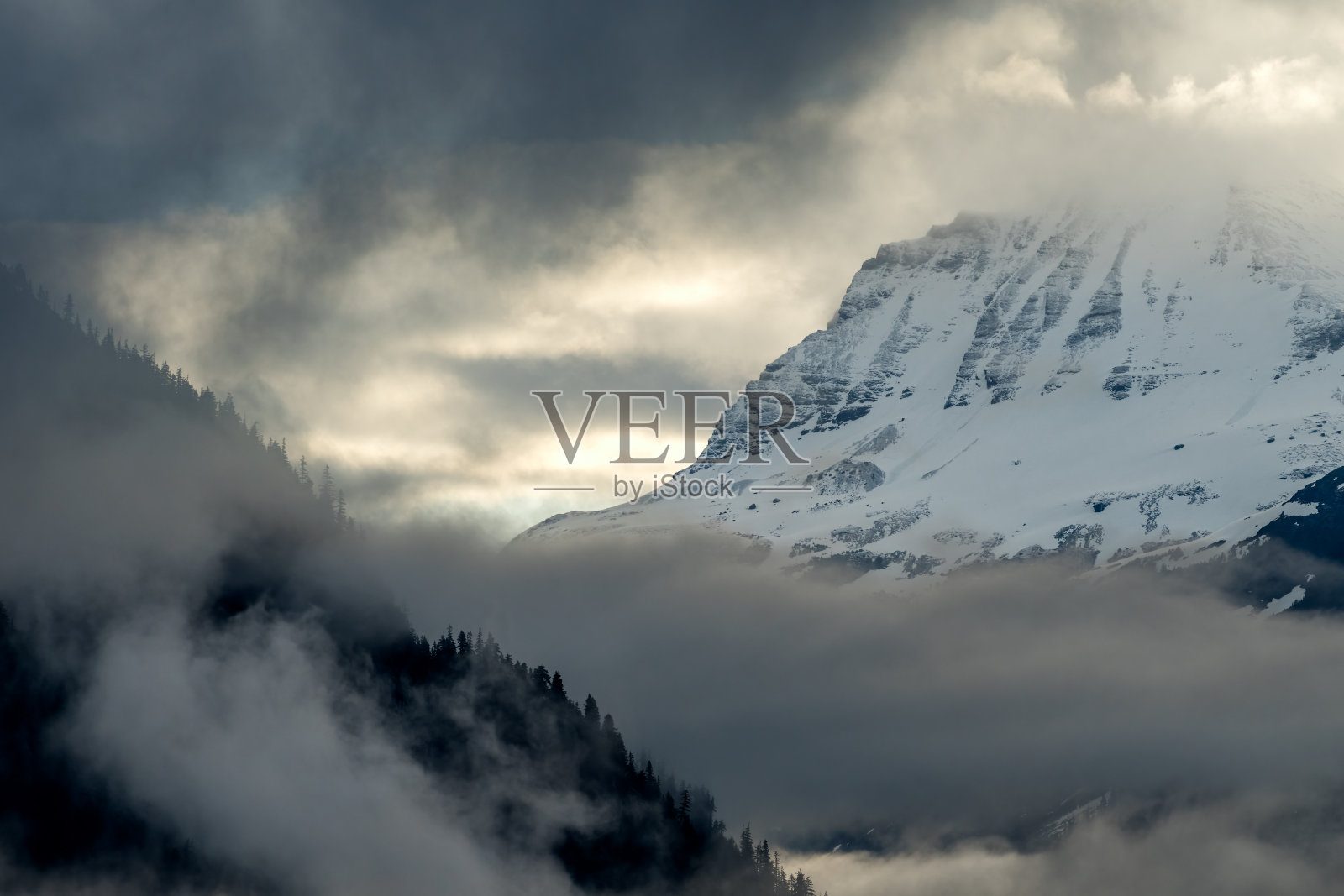 加拿大北部库特兹马丁灰熊保护区周围的群山照片摄影图片