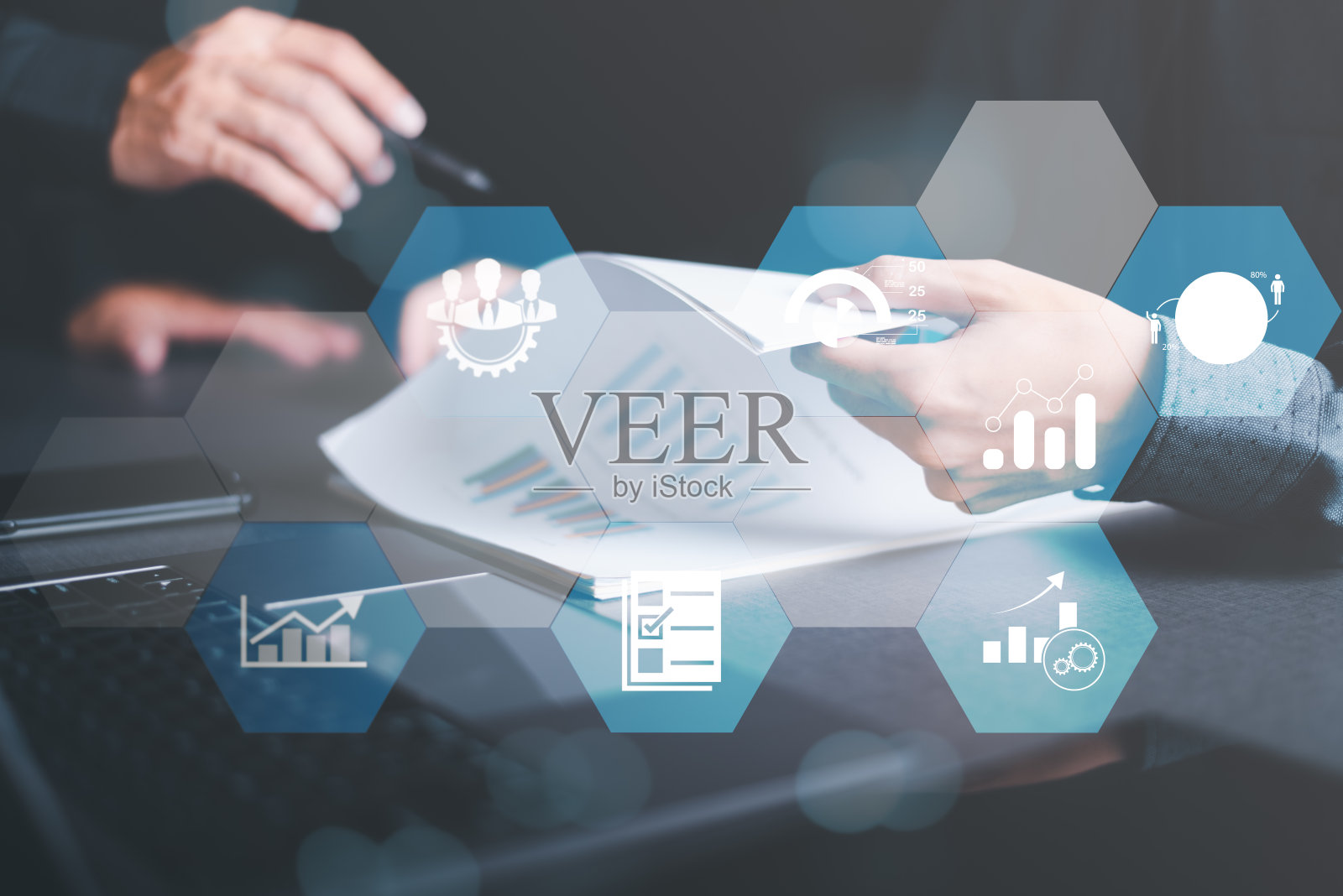 业务人员在业务增长图表分析方面的指导，以及在产业发展方面的成就，有效的投资前景，组织的增长目标和增加的利润照片摄影图片