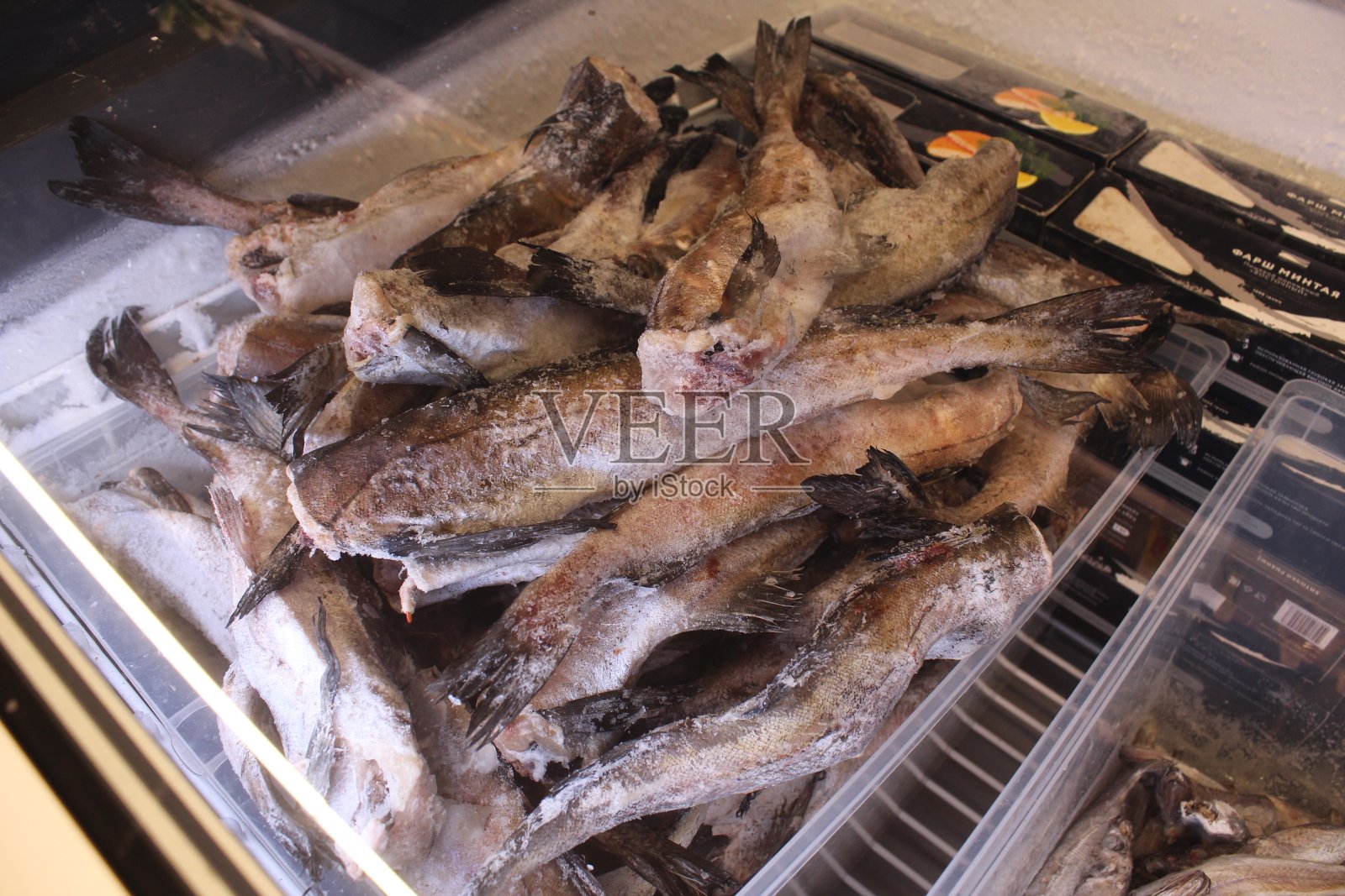 在商店的冷冻室里冷冻的鳕鱼。卖鱼。良好的营养。商店里的生意。饮食鱼，素食主义，悲观主义，新鲜和冷冻鱼照片摄影图片