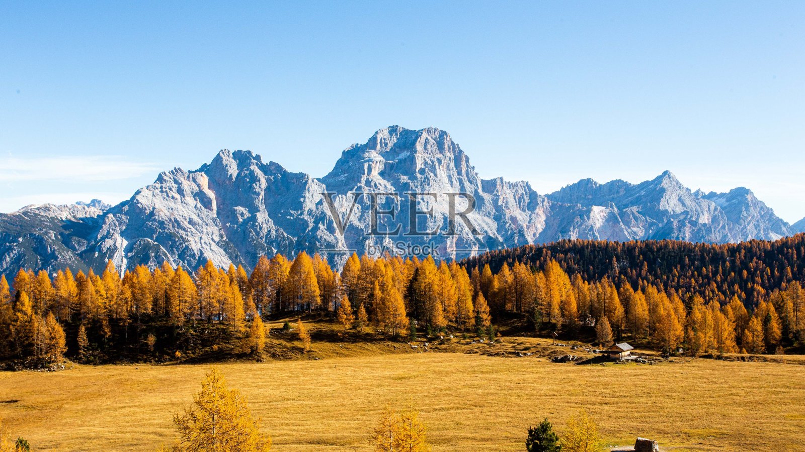 秋天的Fedeia湖照片摄影图片