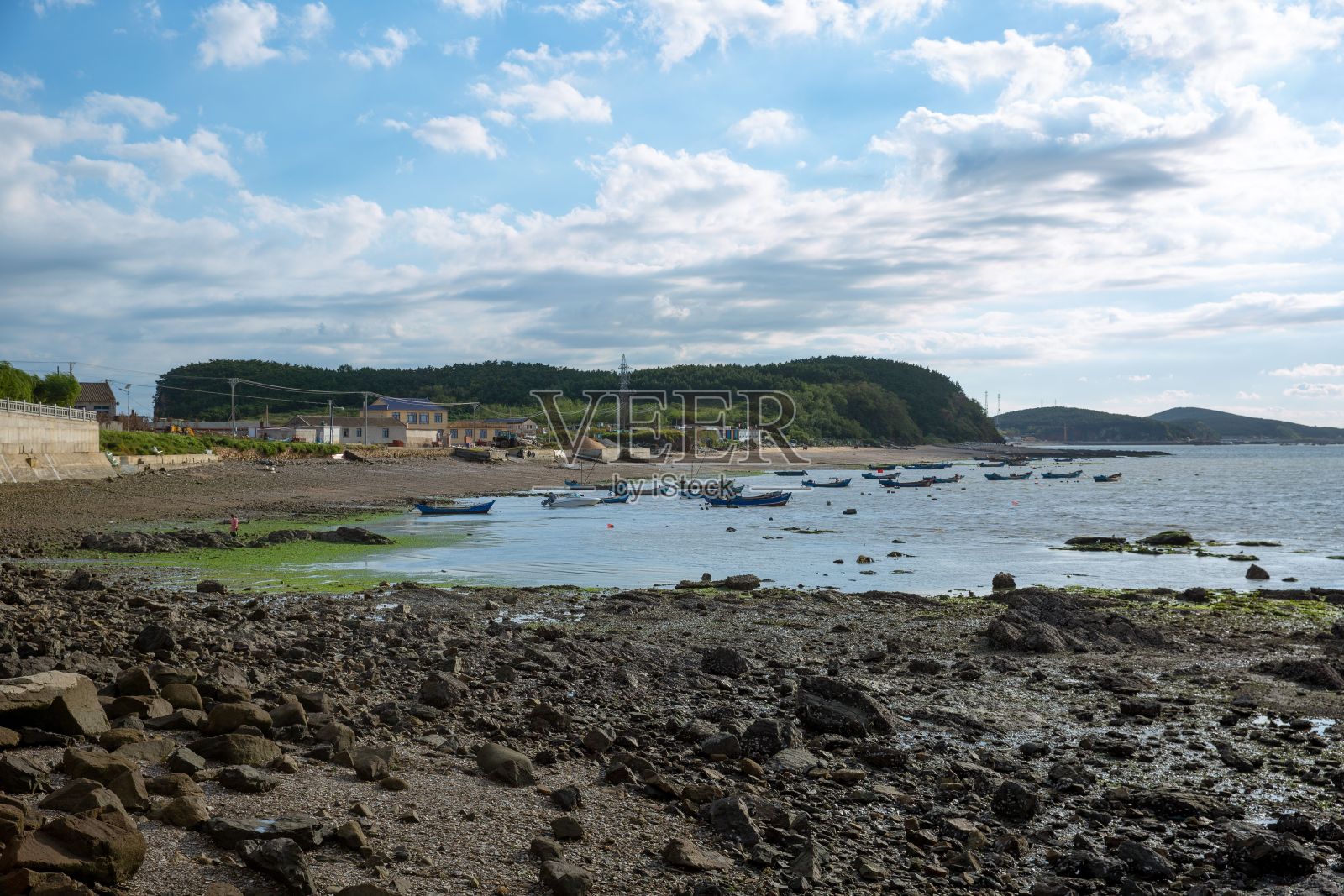 在阳光明媚的夏日，鸟瞰美丽的大海照片摄影图片