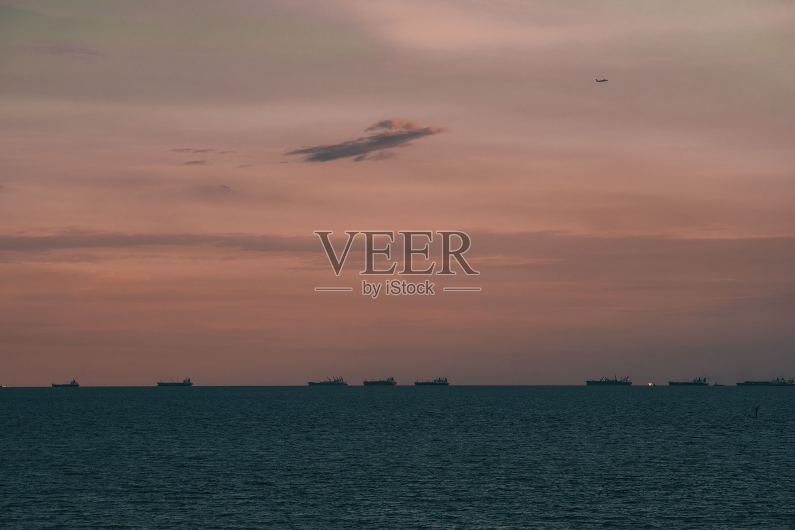 迷人的景色，美丽的海景在风景日落与煤炭船在巴厘巴板，印度尼西亚照片摄影图片